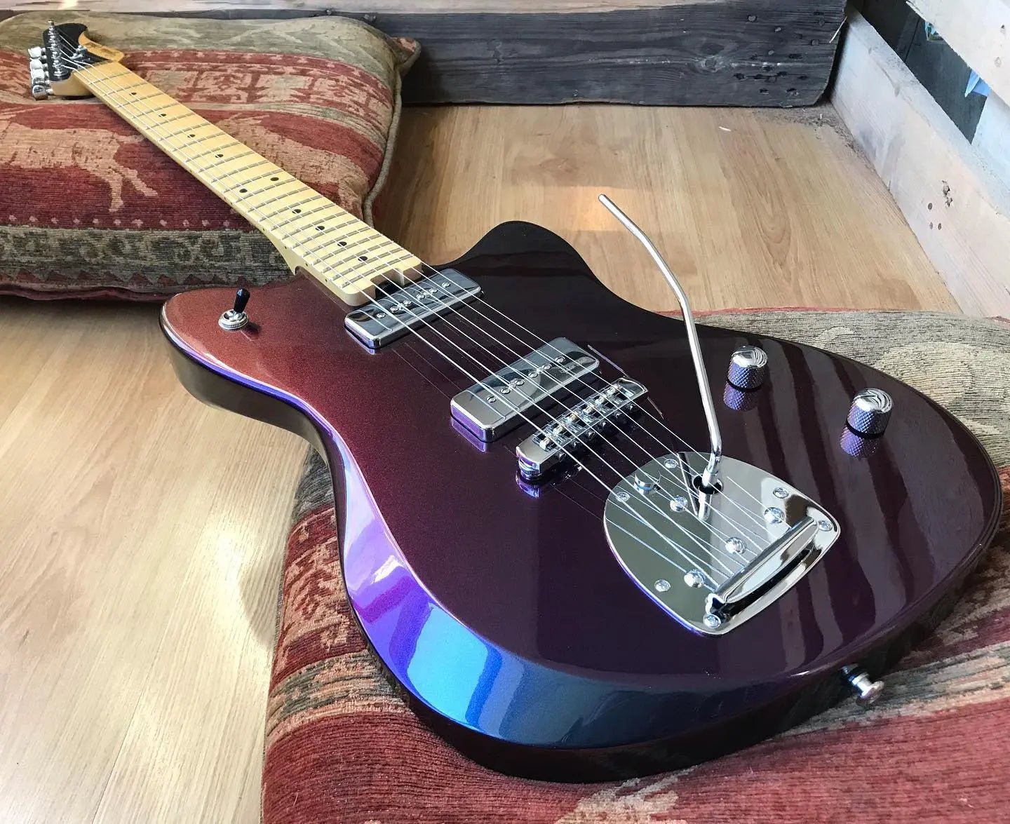 Gordon Smith Gatsby Iredescent Guitar..... Just .....Wow.... - Richards Guitars Of Stratford Upon Avon