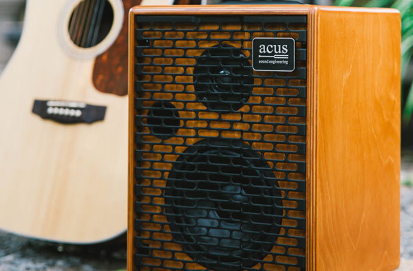 Electric guitar deals through acoustic amp