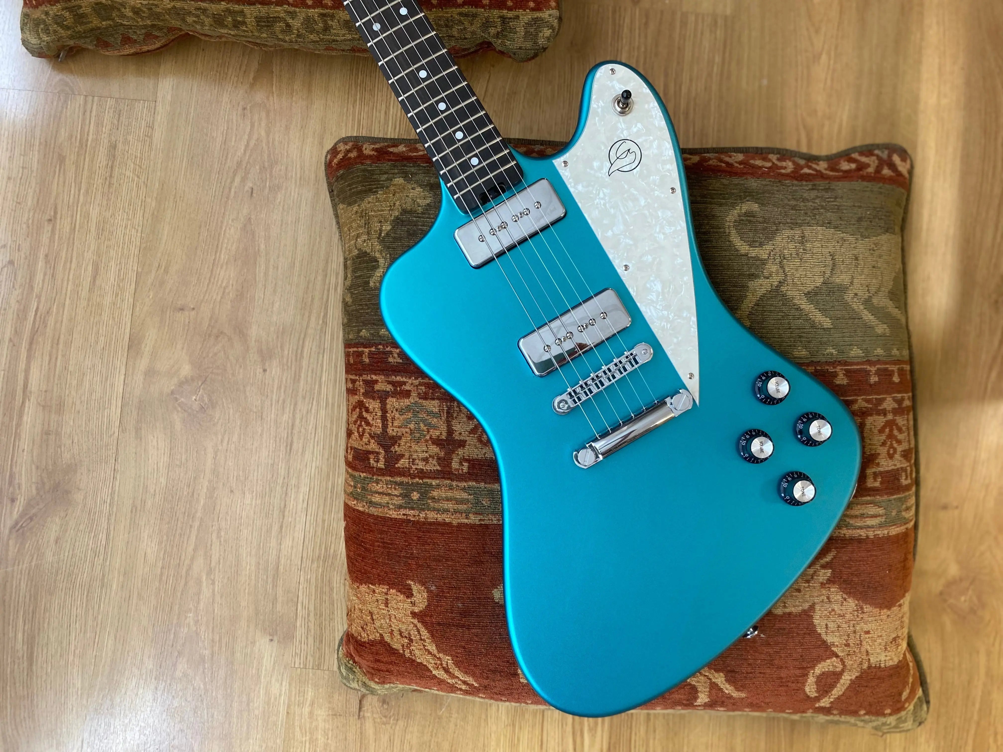 The Gordon Smith Griffin - Its OUT OF THIS WORLD! - Richards Guitars Of Stratford Upon Avon