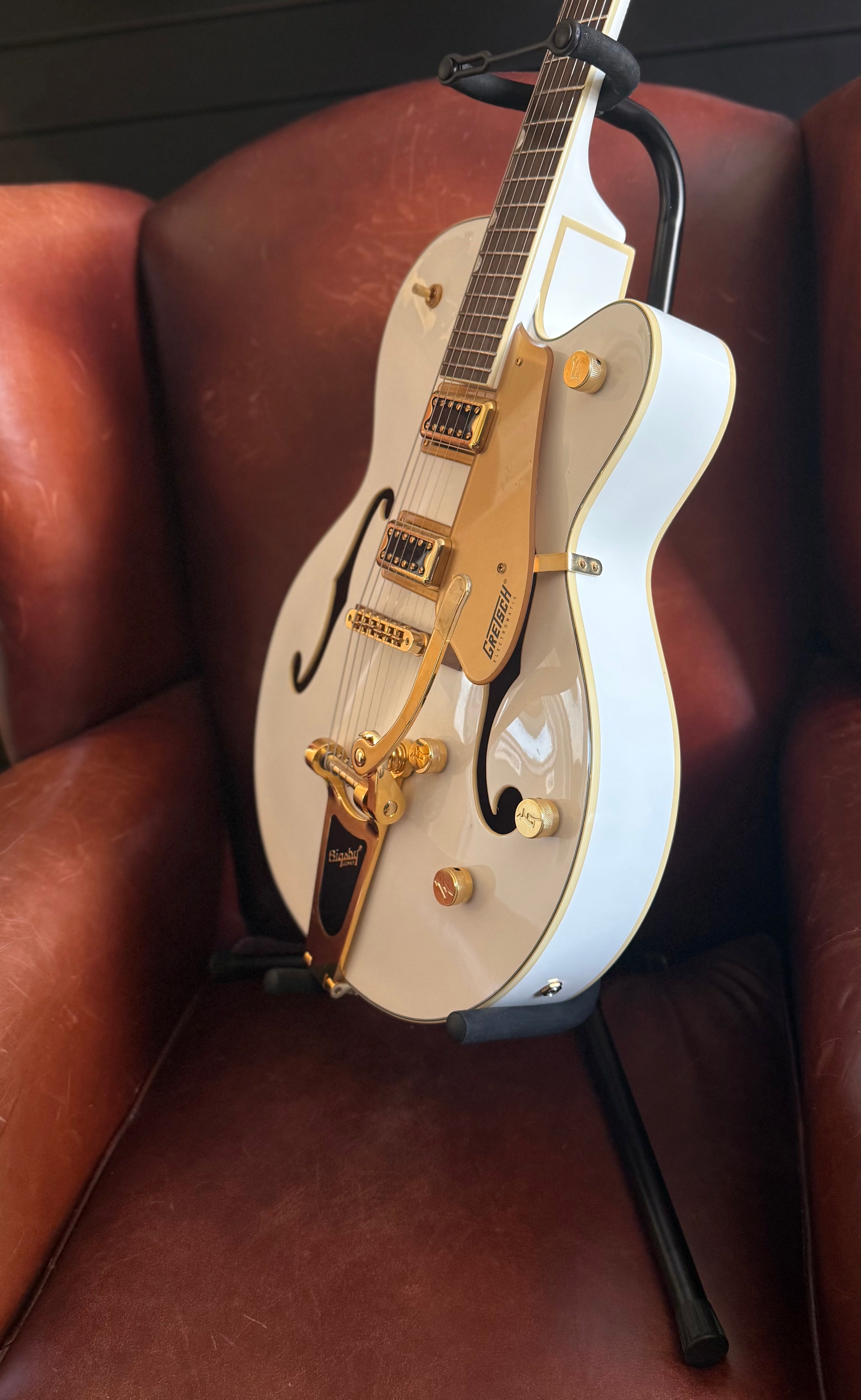 Quality Universal Guitar Stand. Suitable For All Styles Of Guitar (Acoustic, Electric, Bass)