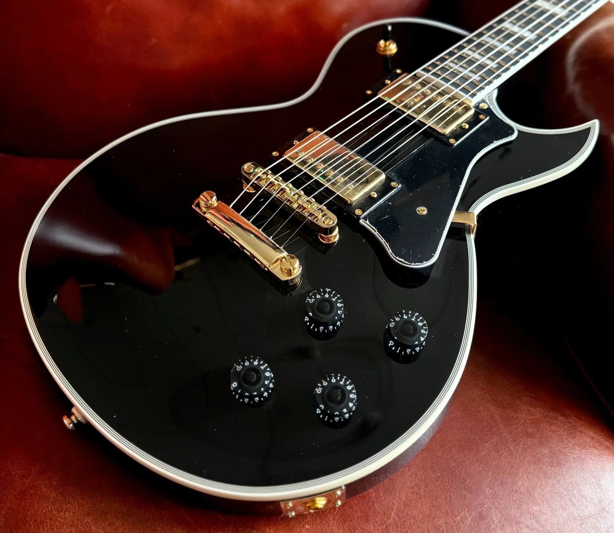 Buy Cort CR270 Black Electric Guitar. The "Vintage Guitas Beater"