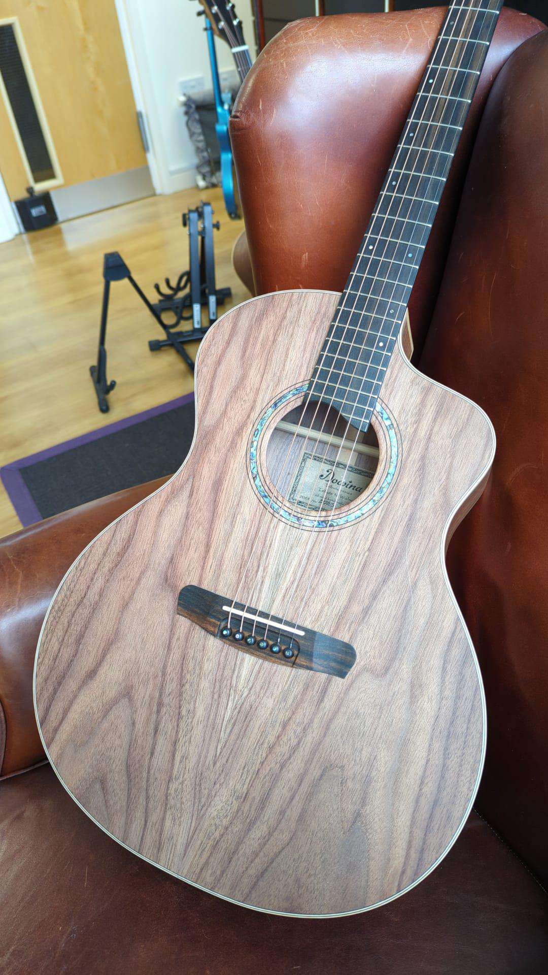 Dowina Walnut Tribute GAC - Richards Guitars Of Stratford Upon Avon