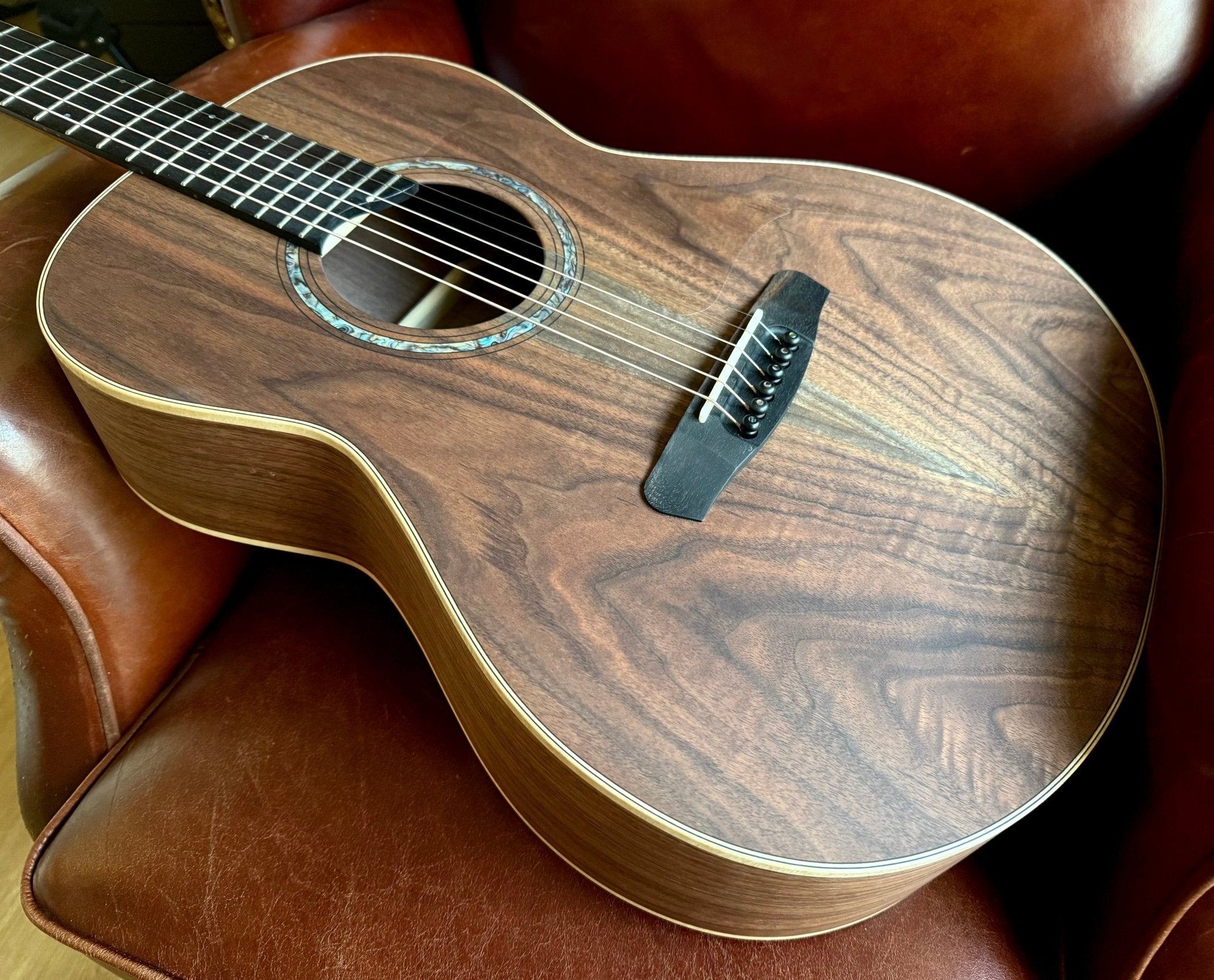 Dowina Walnut Tribute OMG - Richards Guitars Of Stratford Upon Avon