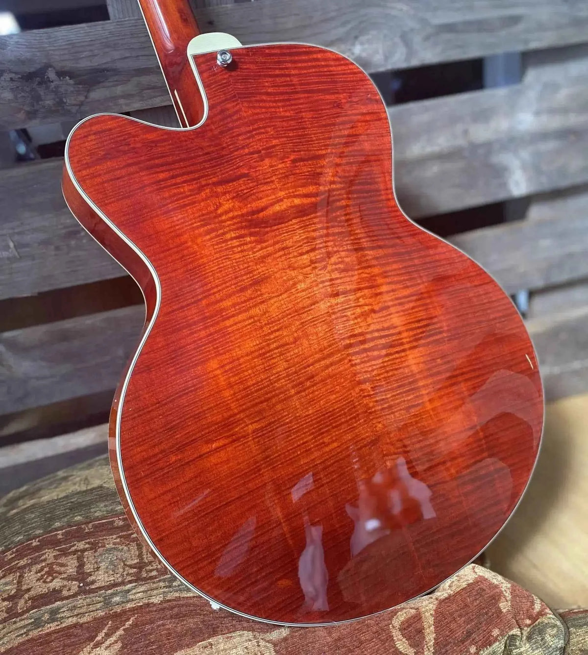 Eastman AR503CE (Custom Pro Exclusive) Solid Carved Top Archtop