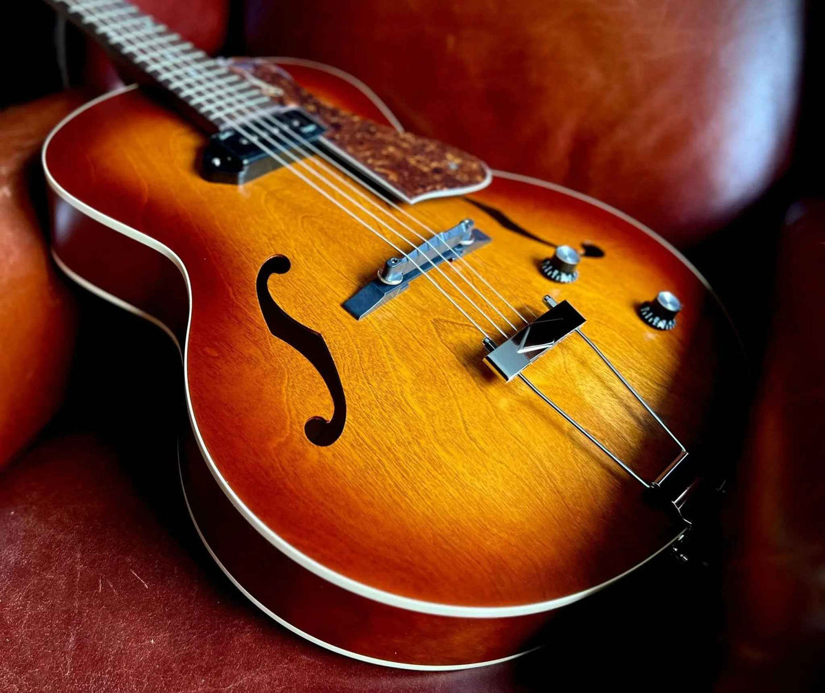 GODIN 5th Avenue Kingpin P90 Cognac Burst