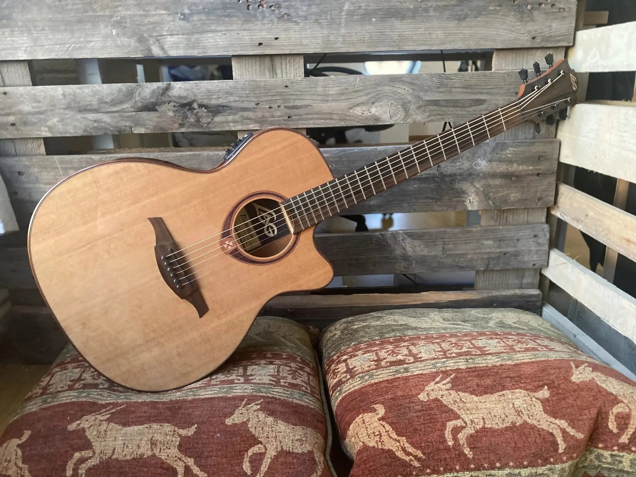 LAG TRAMONTANE 118 T118ASCE AUDITORIUM SLIM CUTAWAY ELECTRO - Richards Guitars Of Stratford Upon Avon