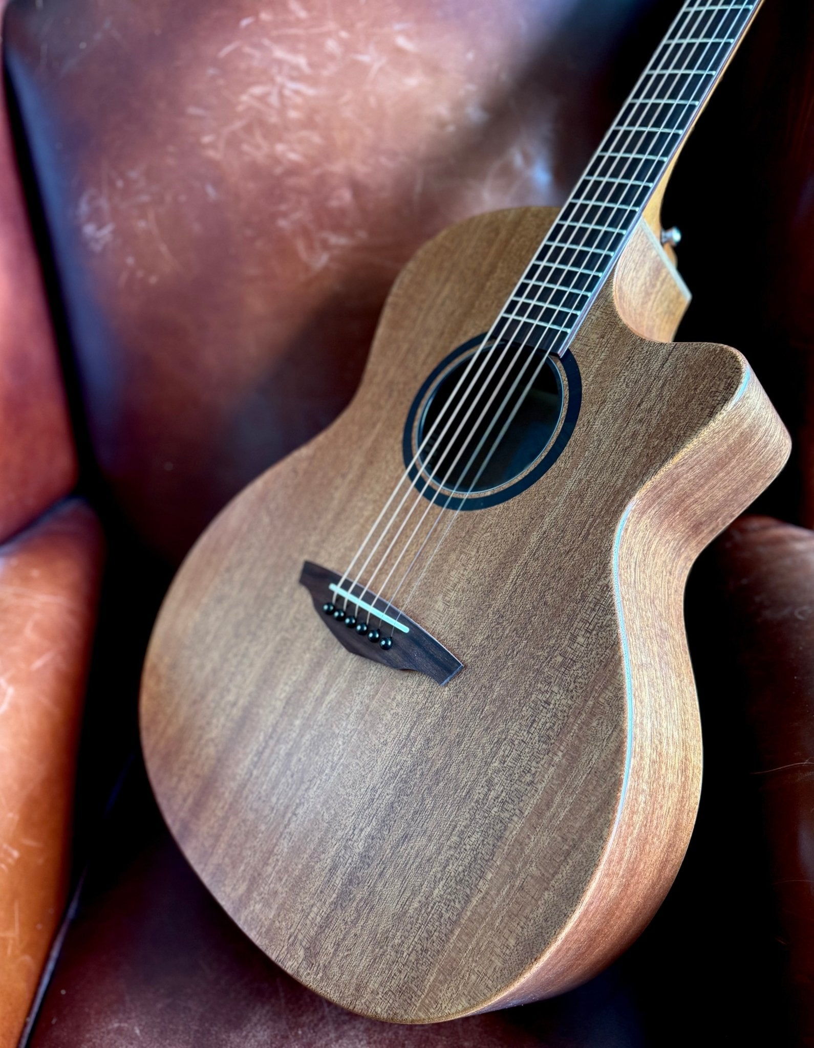Veelah V1 GAC M Solid Top Mahogany Acoustic Guitar w/ Gig Bag - Richards Guitars Of Stratford Upon Avon