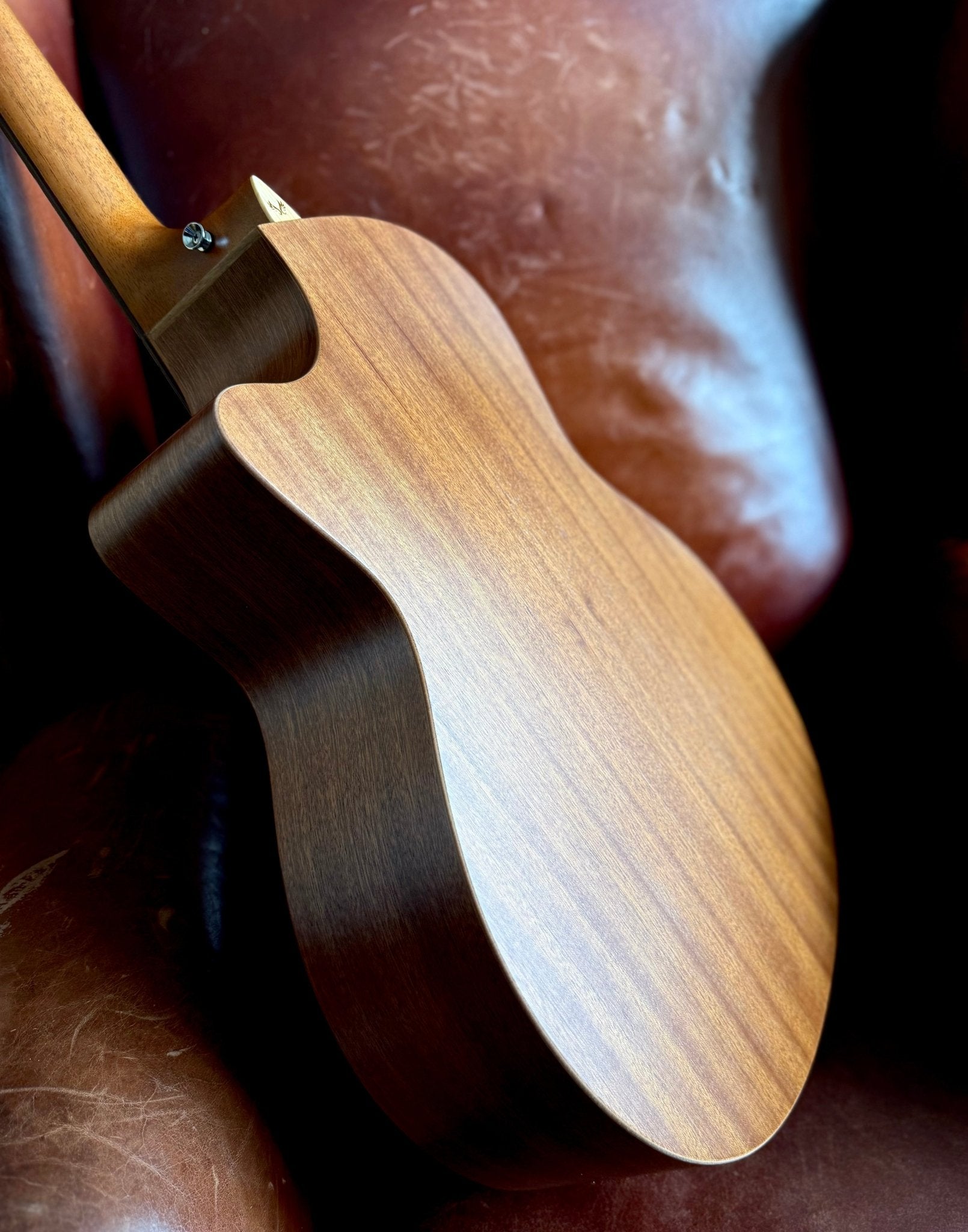 Veelah V1 GAC M Solid Top Mahogany Acoustic Guitar w/ Gig Bag - Richards Guitars Of Stratford Upon Avon