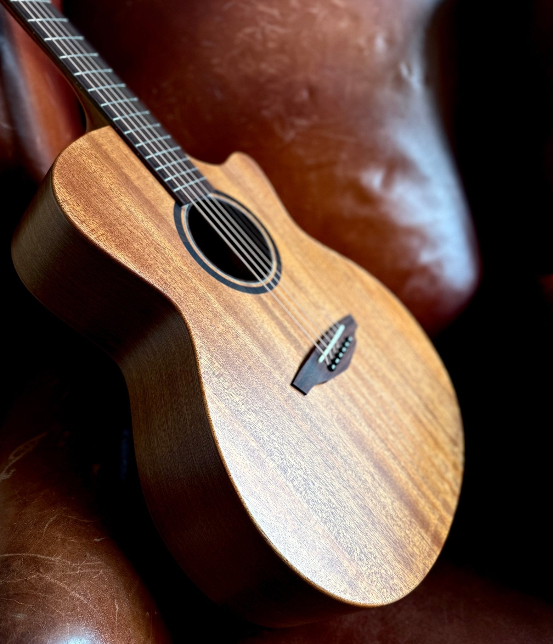 Veelah V1 GAC M Solid Top Mahogany Acoustic Guitar w/ Gig Bag - Richards Guitars Of Stratford Upon Avon