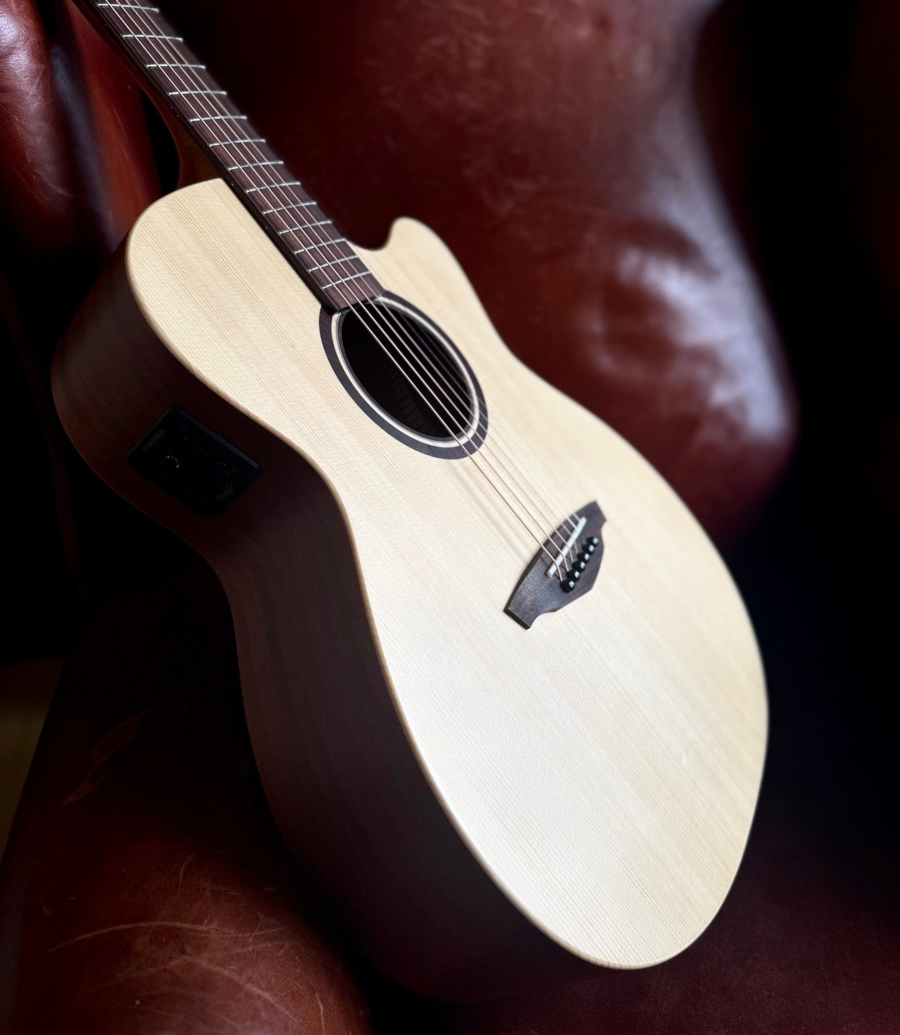 Veelah V1 OMCE Solid Top Spruce Electro Acoustic Guitar w/ Gig Bag - Richards Guitars Of Stratford Upon Avon