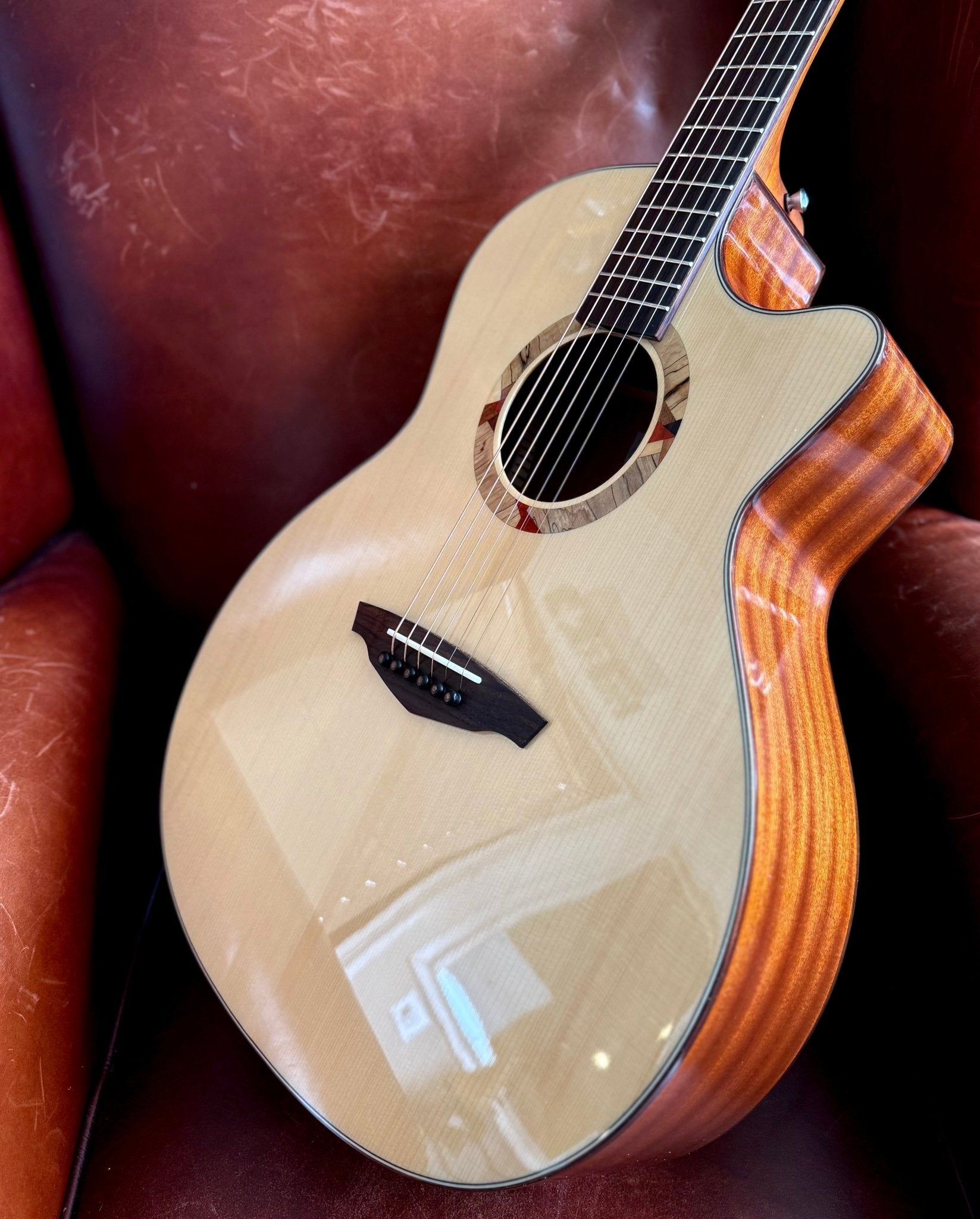 Veelah V2 GAC Solid Top Spruce Acoustic Guitar w/ Gig Bag - Richards Guitars Of Stratford Upon Avon