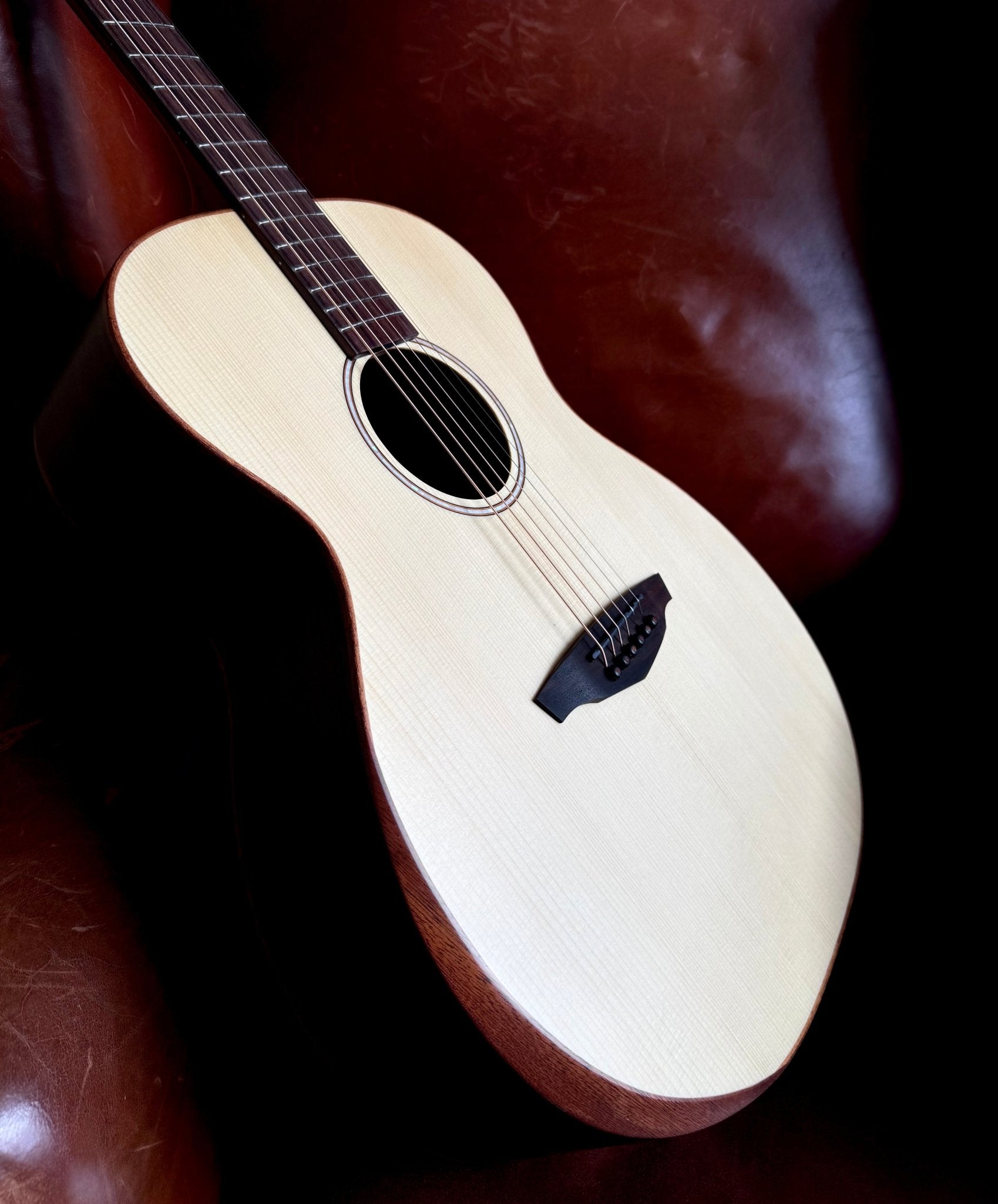 Veelah V4 OM Solid Top Rosewood Armrest Natural Acoustic Guitar w/ Gig Bag - Richards Guitars Of Stratford Upon Avon