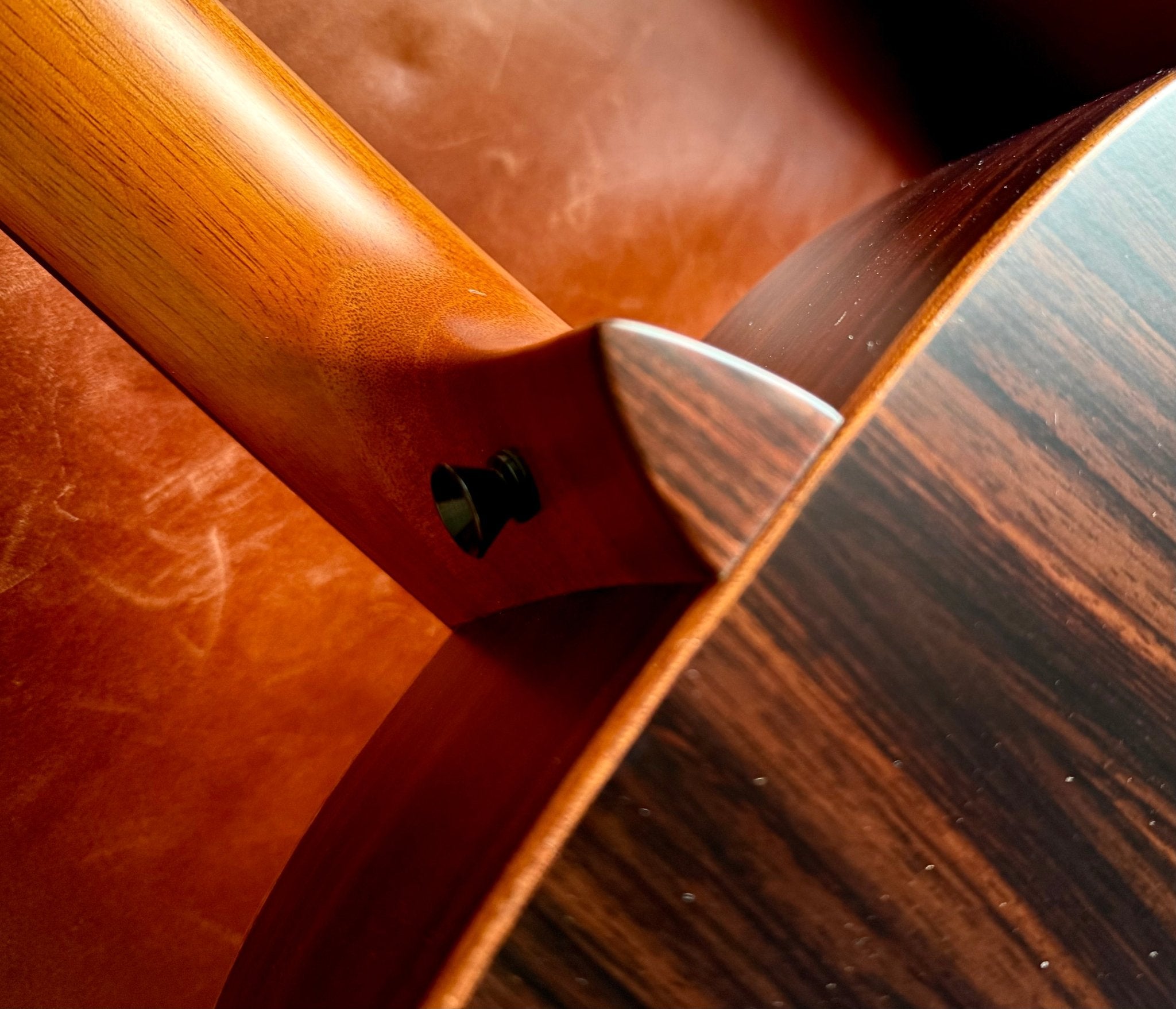 Veelah V4 OM Solid Top Rosewood Armrest Natural Acoustic Guitar w/ Gig Bag - Richards Guitars Of Stratford Upon Avon