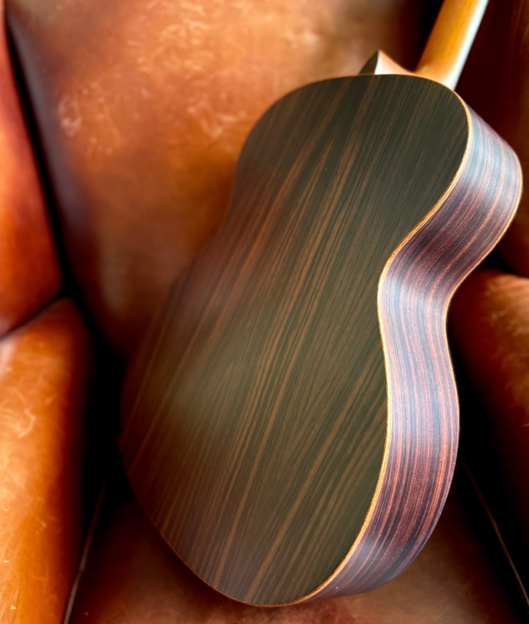 Veelah V4 OM Solid Top Rosewood Armrest Natural Acoustic Guitar w/ Gig Bag - Richards Guitars Of Stratford Upon Avon
