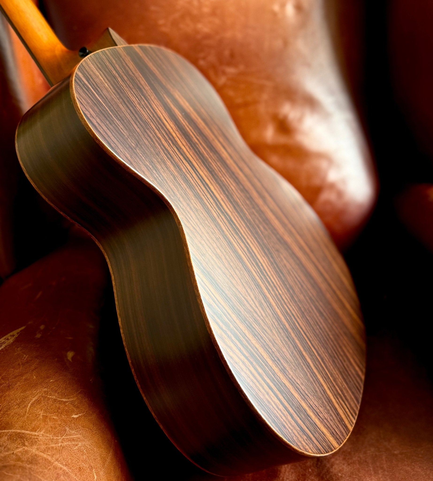 Veelah V4 OM Solid Top Rosewood Armrest Natural Acoustic Guitar w/ Gig Bag - Richards Guitars Of Stratford Upon Avon