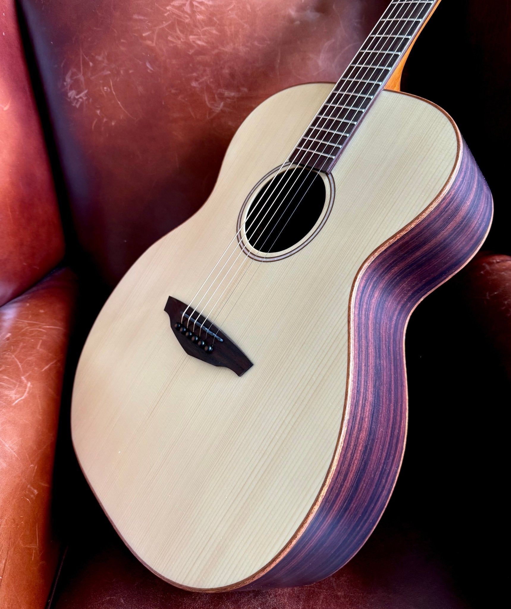 Veelah V4 OM Solid Top Rosewood Armrest Natural Acoustic Guitar w/ Gig Bag - Richards Guitars Of Stratford Upon Avon