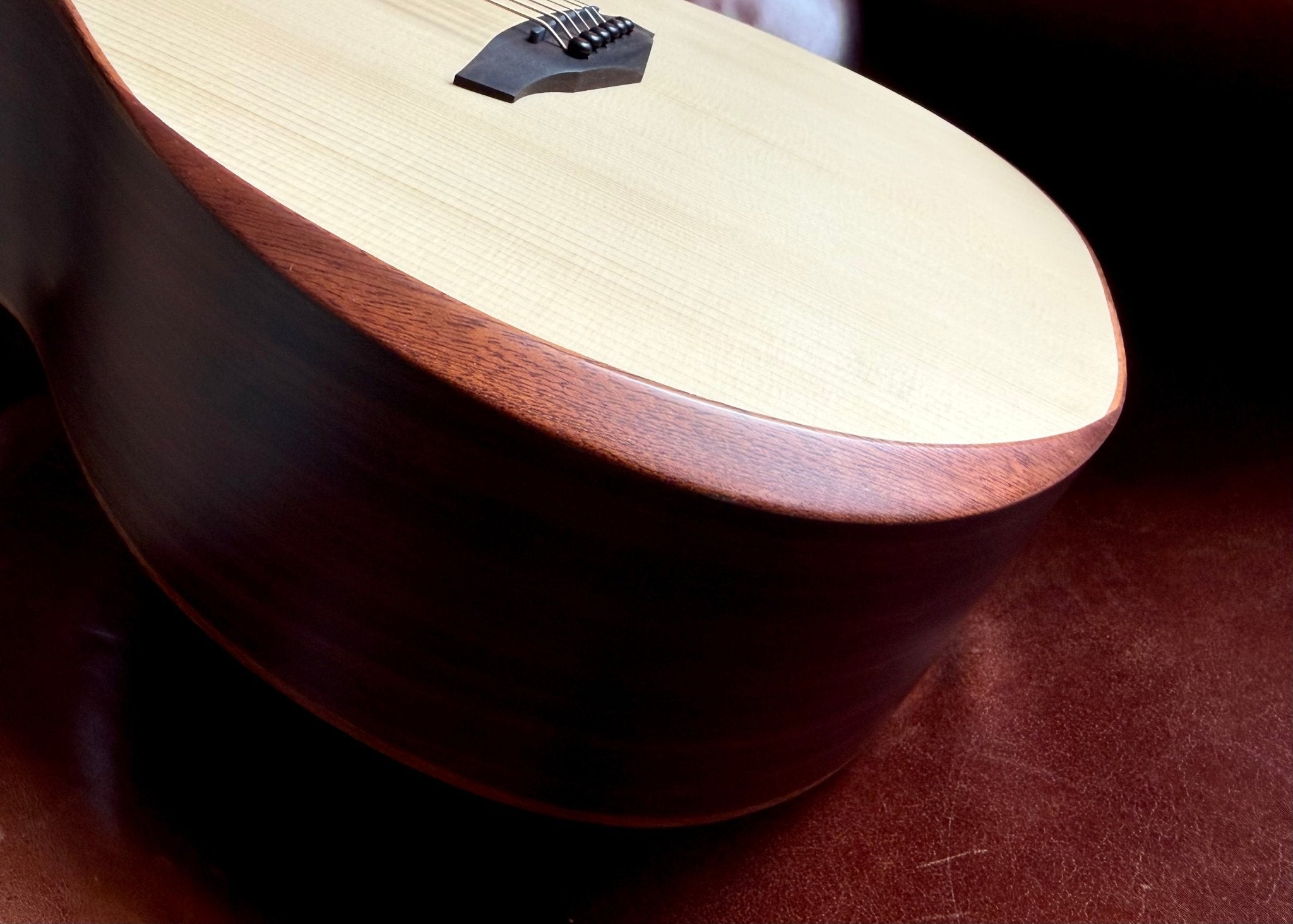 Veelah V4 OM Solid Top Rosewood Armrest Natural Acoustic Guitar w/ Gig Bag - Richards Guitars Of Stratford Upon Avon