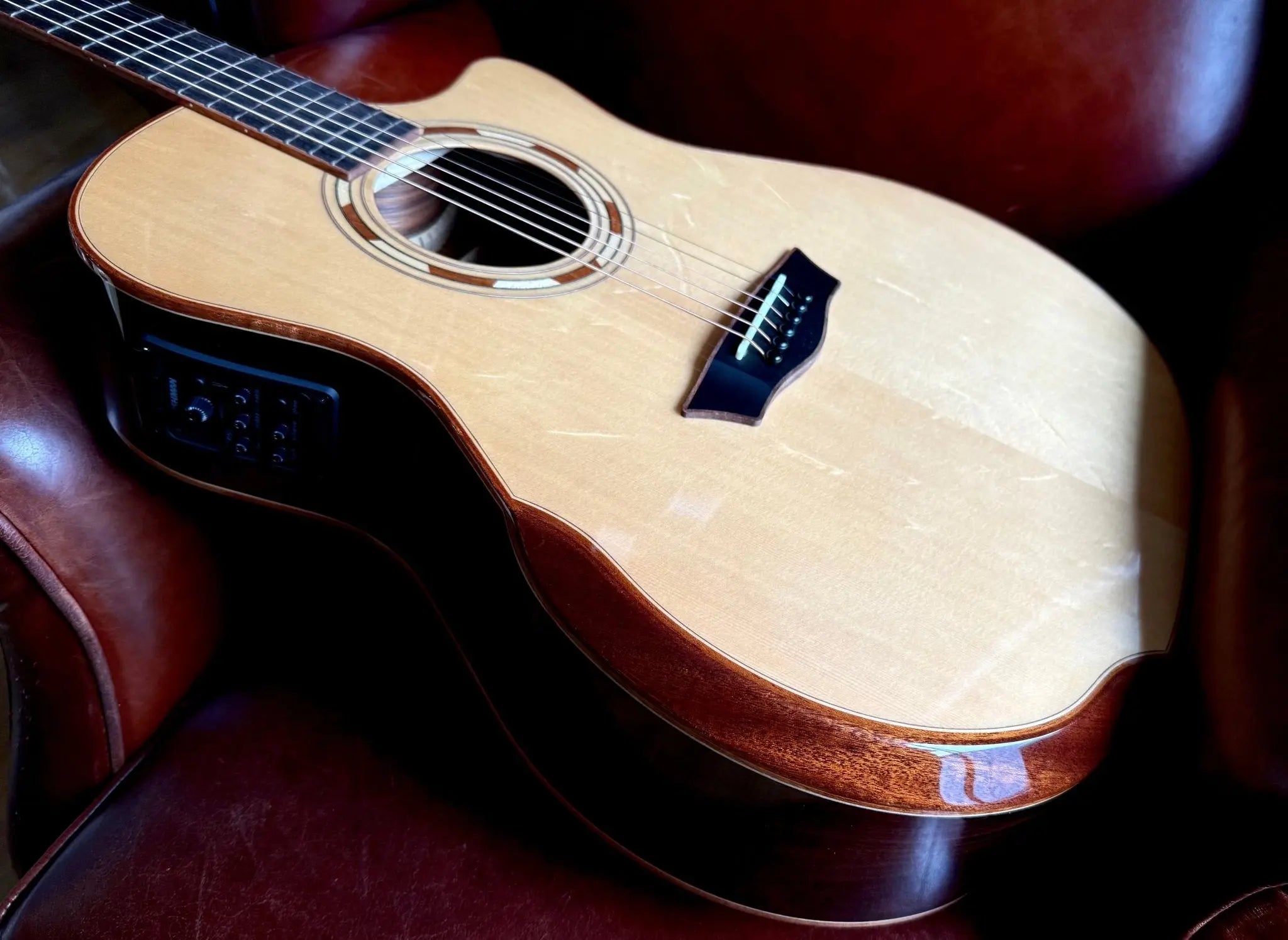 Buy Washburn G25SCE w/CASE - Grand Auditorium - Natural Electro Acoustic Guitar