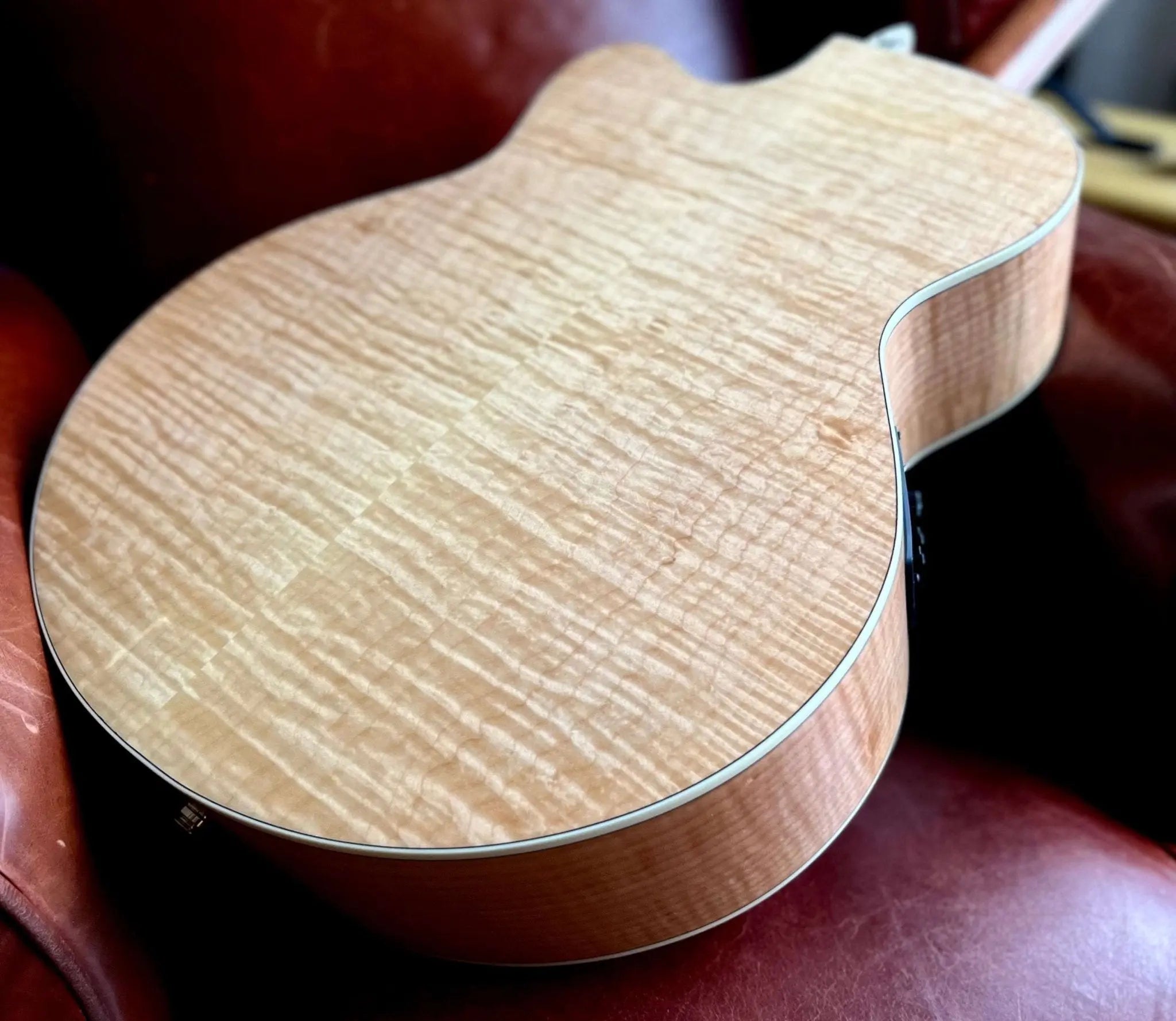 Washburn J40SCE - Jumbo - Natural Gloss Acoustic Guitar - Richards Guitars Of Stratford Upon Avon