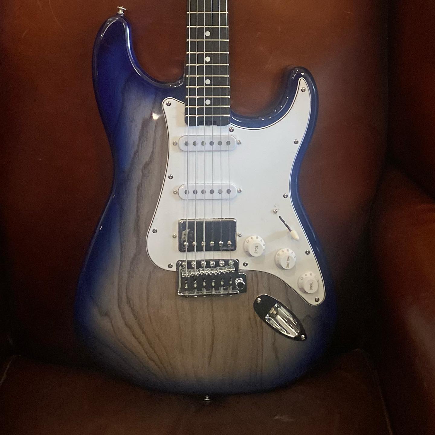 This #gordonsmithguitars is just divine... - Richards Guitars Of Stratford Upon Avon