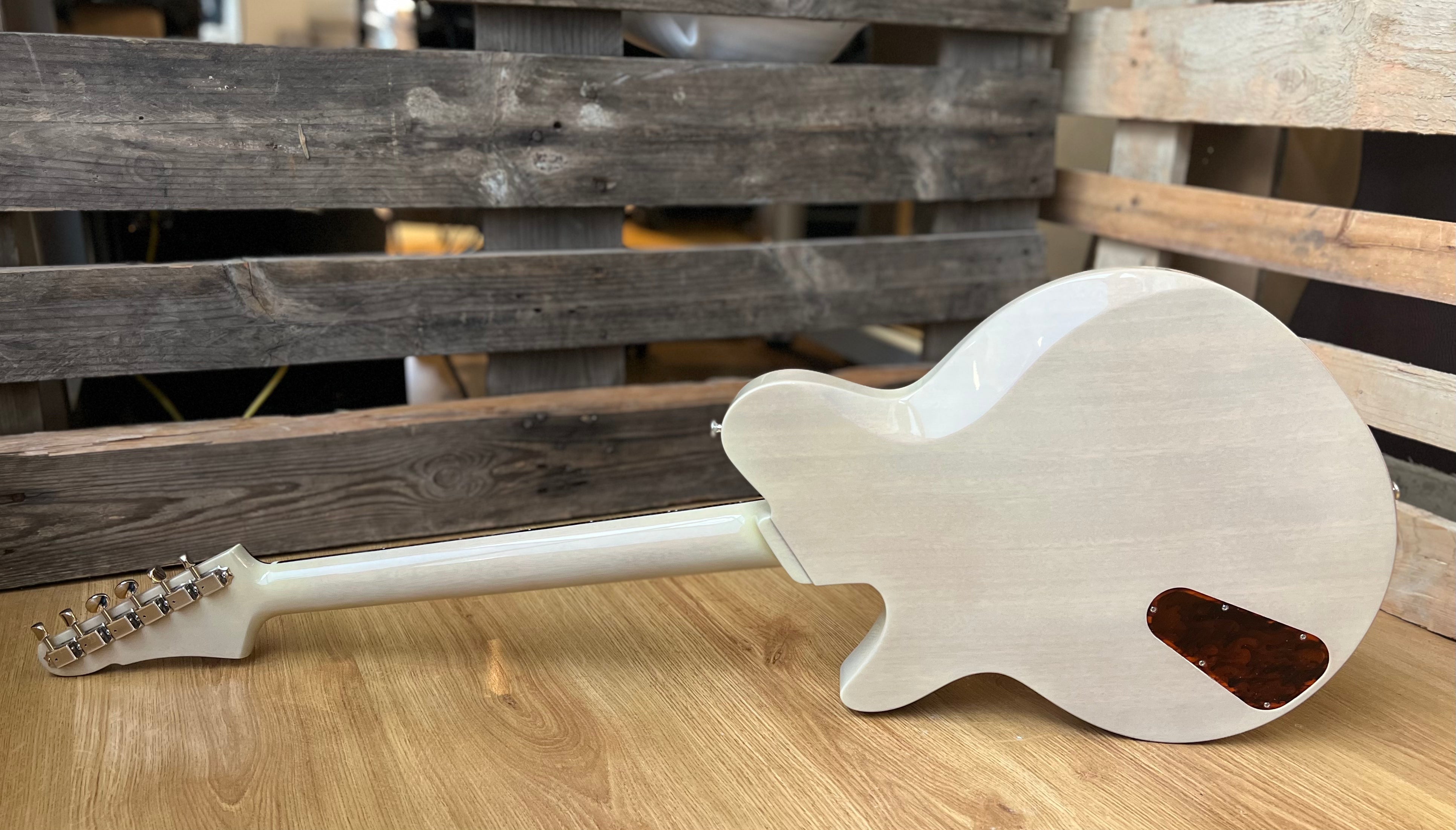 Eastman Juliet-PB Pomona Blonde (Price inc. Custom Pro Setup Package), E-Gitarre zum Verkauf bei Richards Guitars.