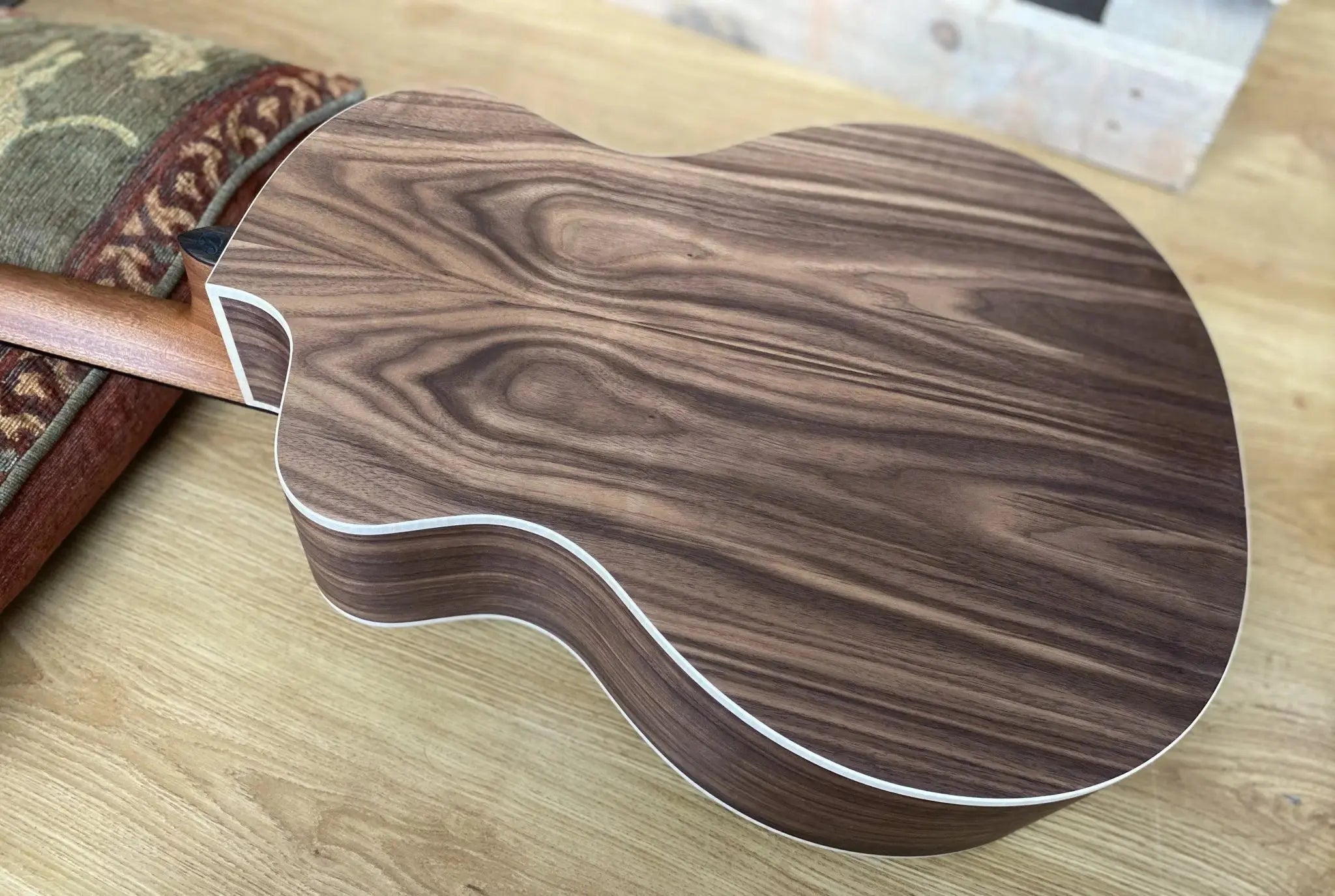 Dowina Walnut Tribute GAC - Richards Guitars Of Stratford Upon Avon