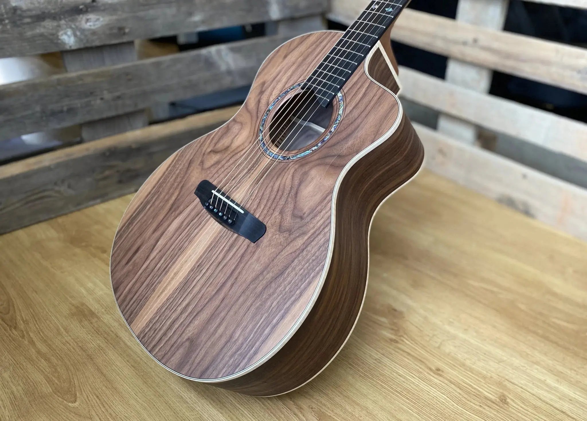 Dowina Walnut Tribute GAC - Richards Guitars Of Stratford Upon Avon