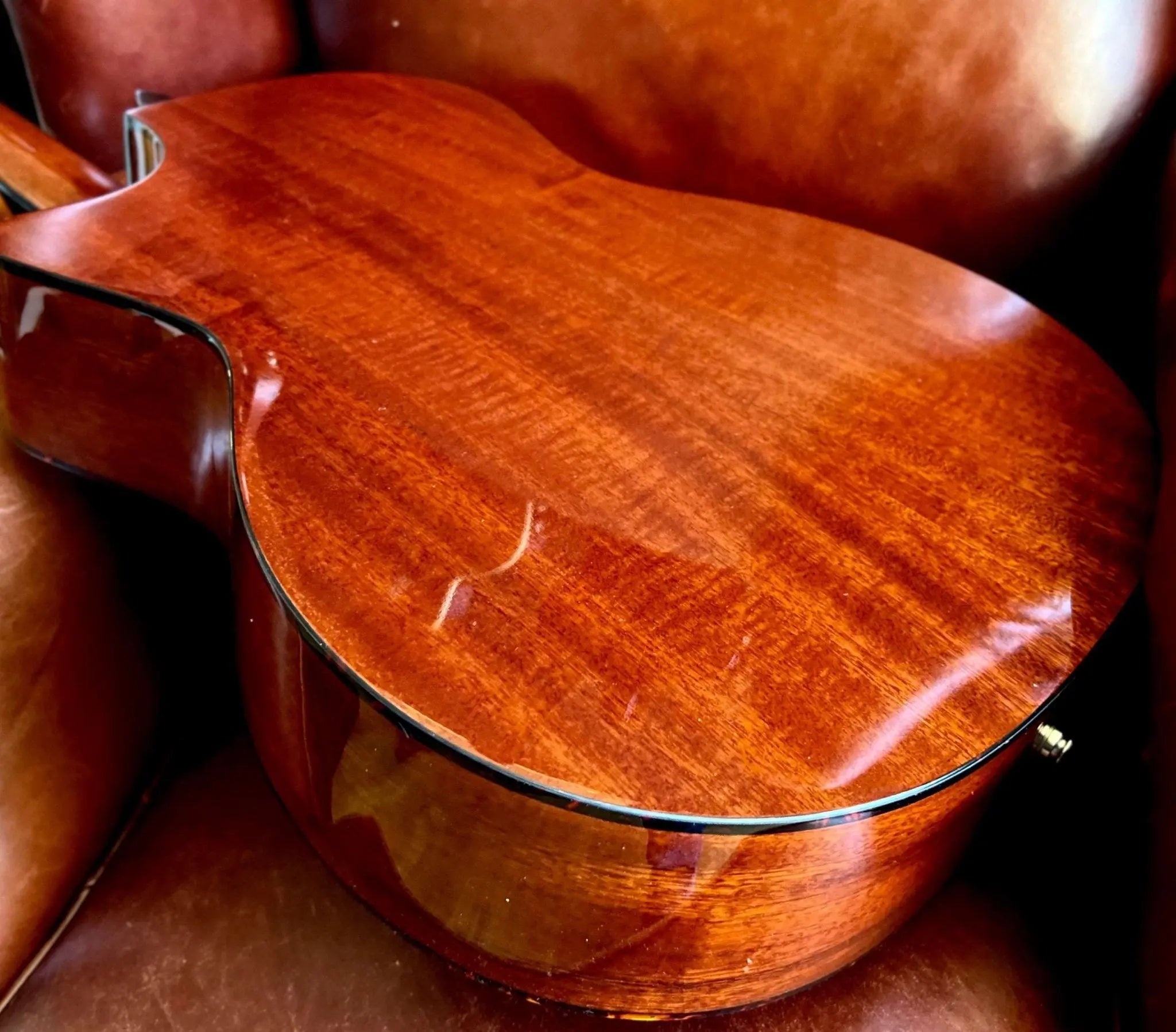 Eastman AC122 - 2CE - DLX - SB (Price inc. Custom Pro Setup Package) - Richards Guitars Of Stratford Upon Avon