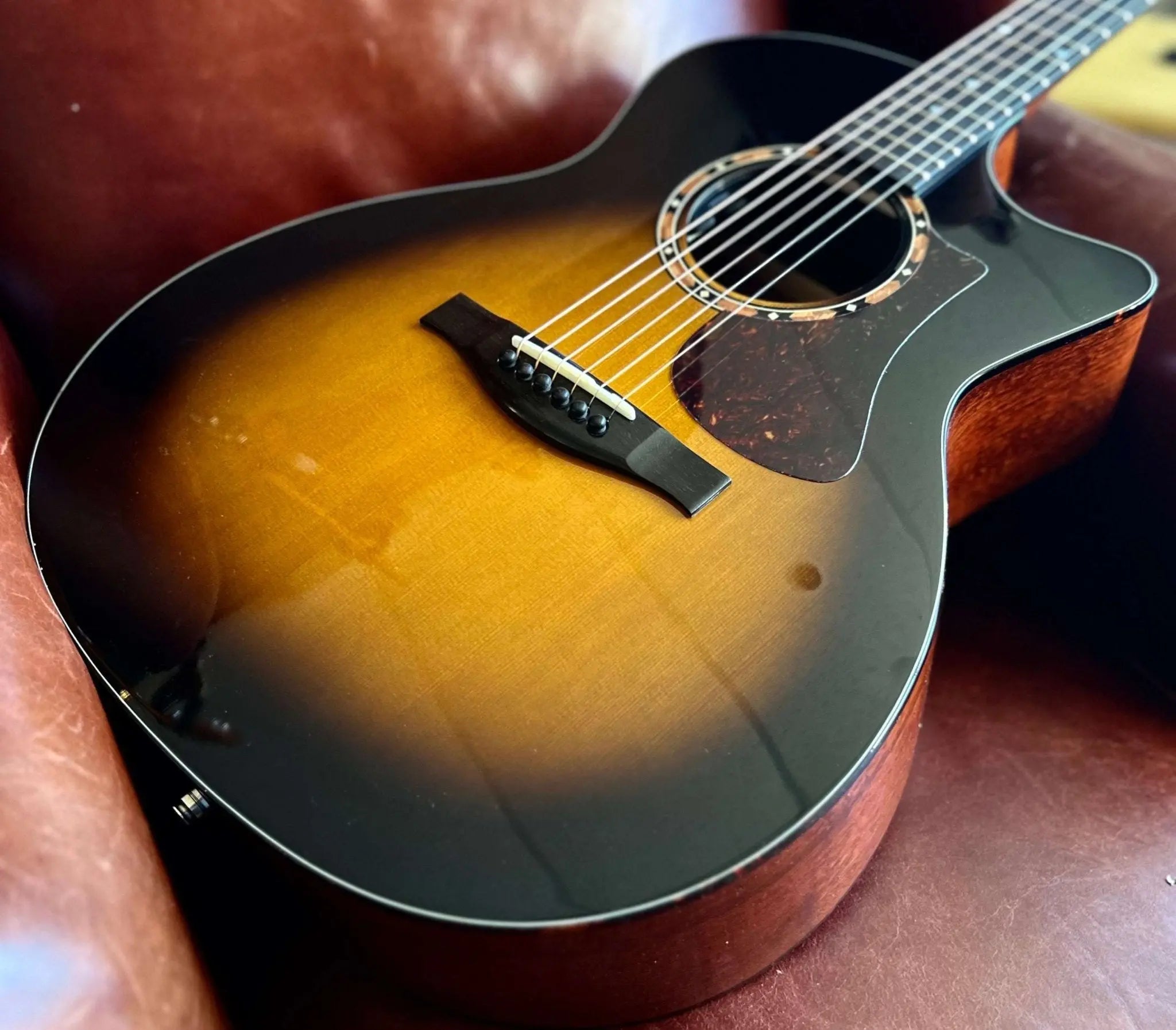 Eastman AC122 - 2CE - DLX - SB (Price inc. Custom Pro Setup Package) - Richards Guitars Of Stratford Upon Avon