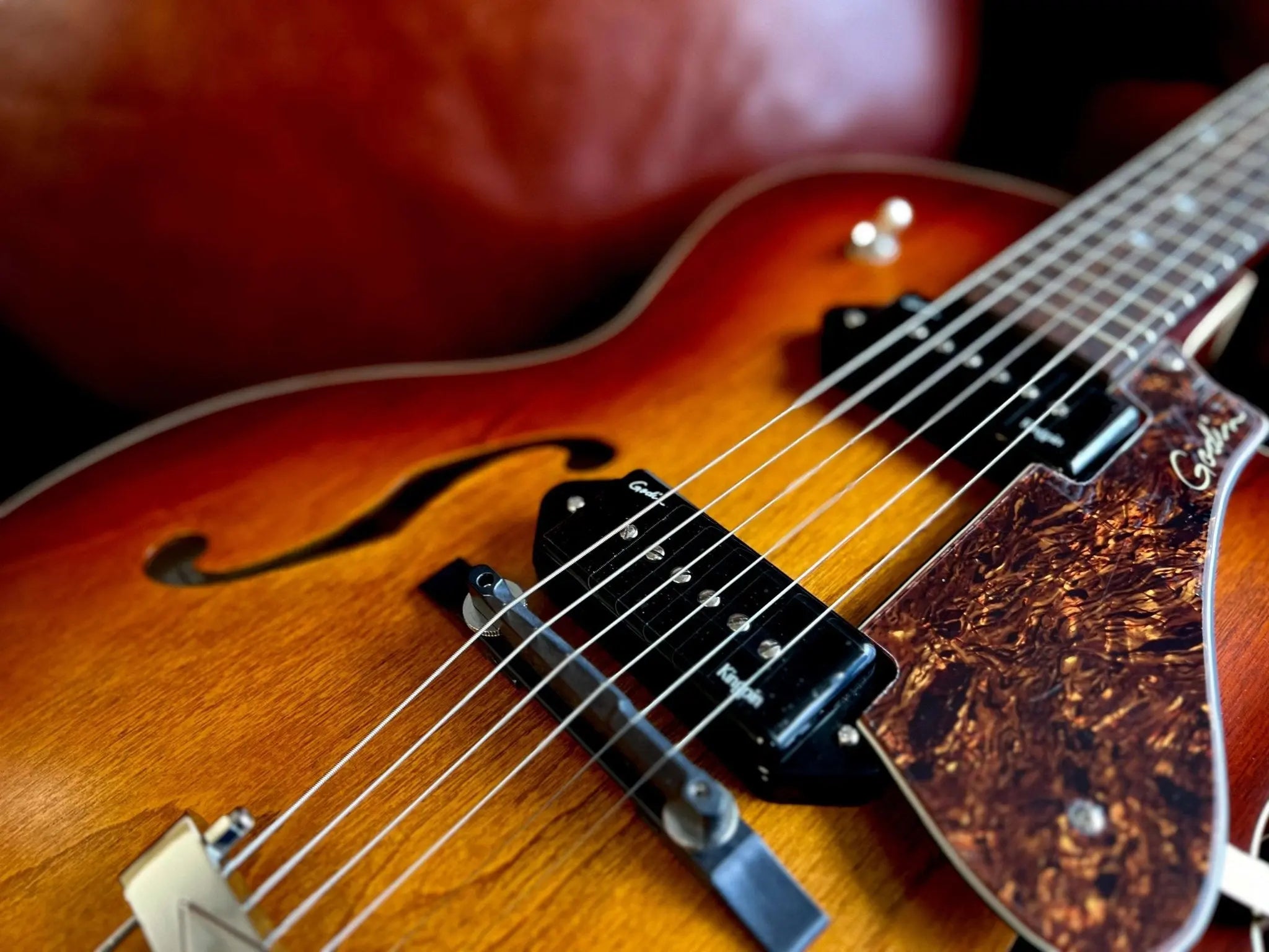 GODIN 5th Avenue CW Kingpin II Cognac Burst - Richards Guitars Of Stratford Upon Avon