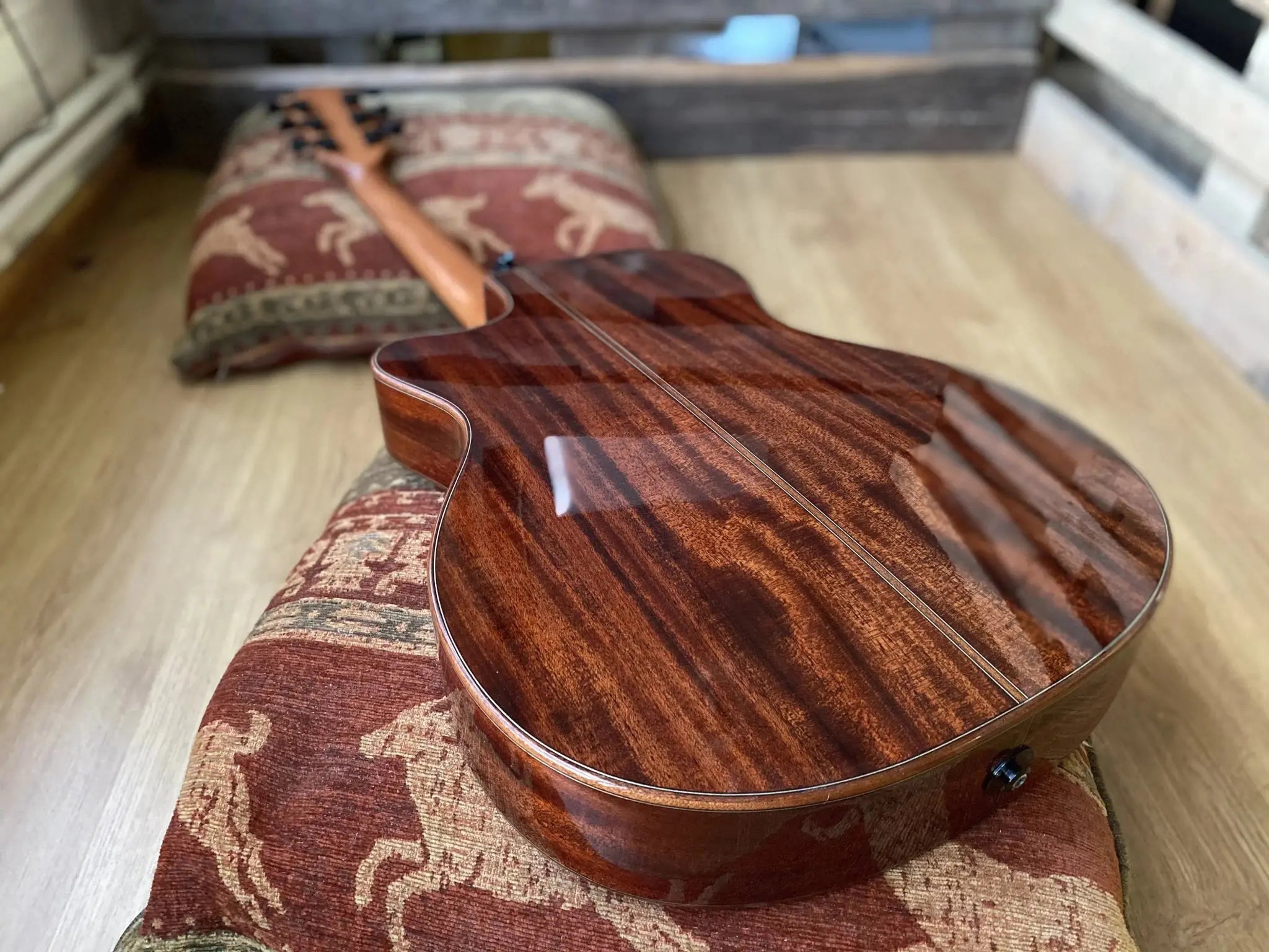 LAG TRAMONTANE 118 T118ASCE AUDITORIUM SLIM CUTAWAY ELECTRO - Richards Guitars Of Stratford Upon Avon