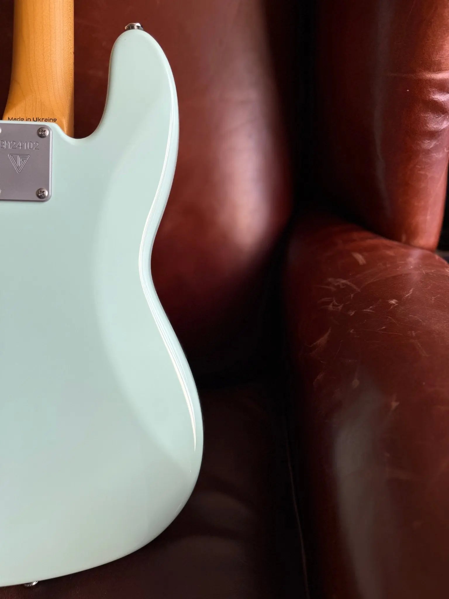 Valiant Mini Bass - Richards Guitars Of Stratford Upon Avon