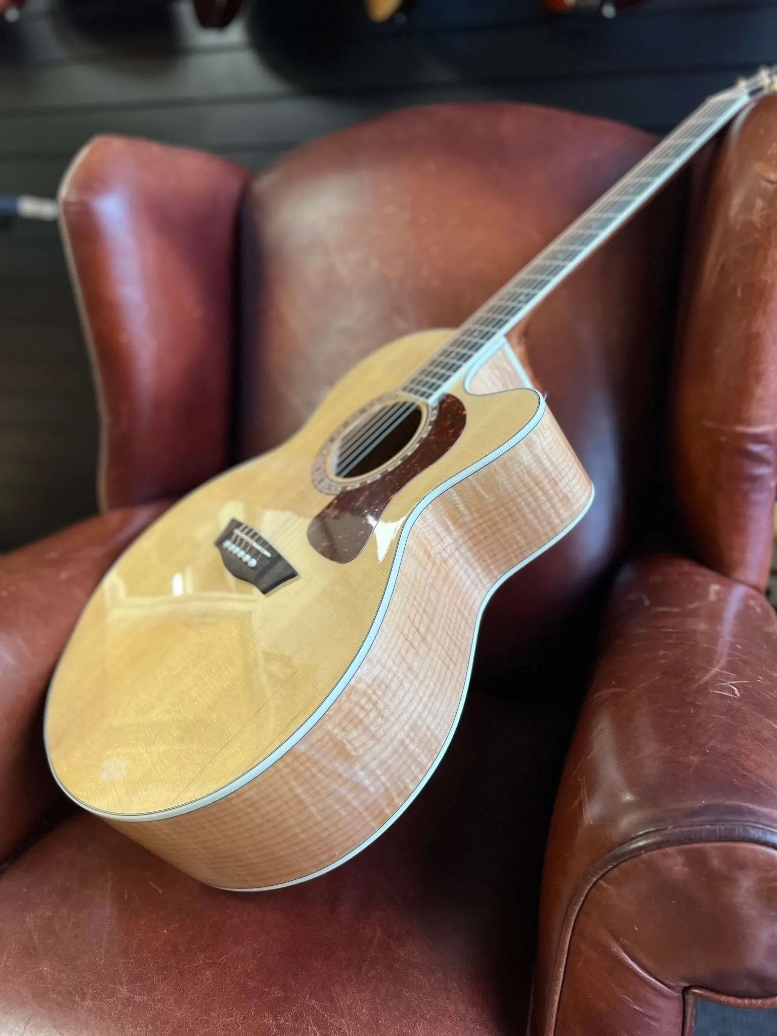 Washburn J40SCE - Jumbo - Natural Gloss Acoustic Guitar - Richards Guitars Of Stratford Upon Avon