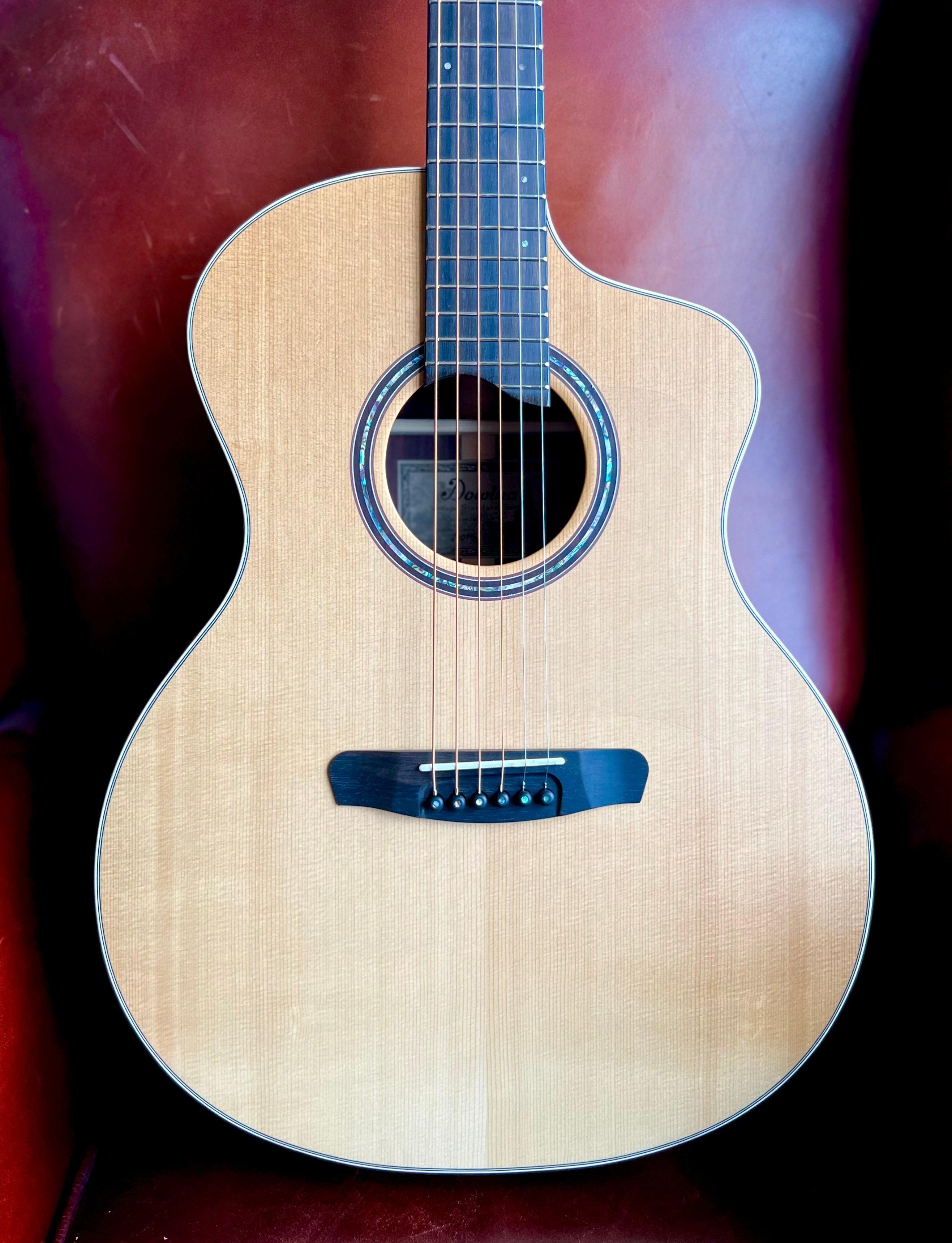 DOWINA ROSEWOOD GAC Swiss Moon Spruce Guitarra acústica personalizada hecha a mano, Guitarra acústica en venta en Richards Guitars.