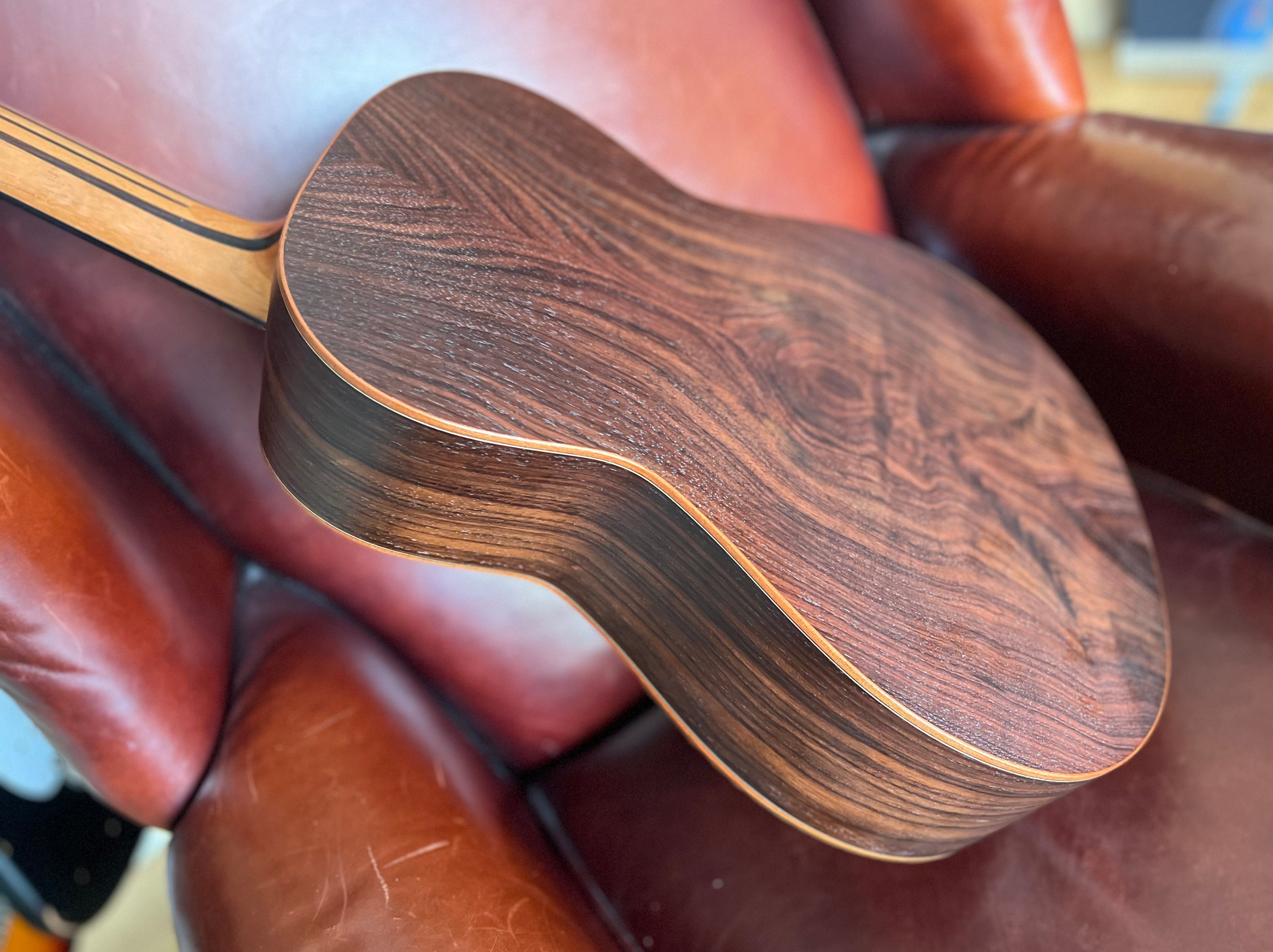 Guitarra Acústica Dowina Rosewood OMG AURA Masters . Guitarra Acústica OM Body, Guitarra Acústica en venta en Richards Guitars.