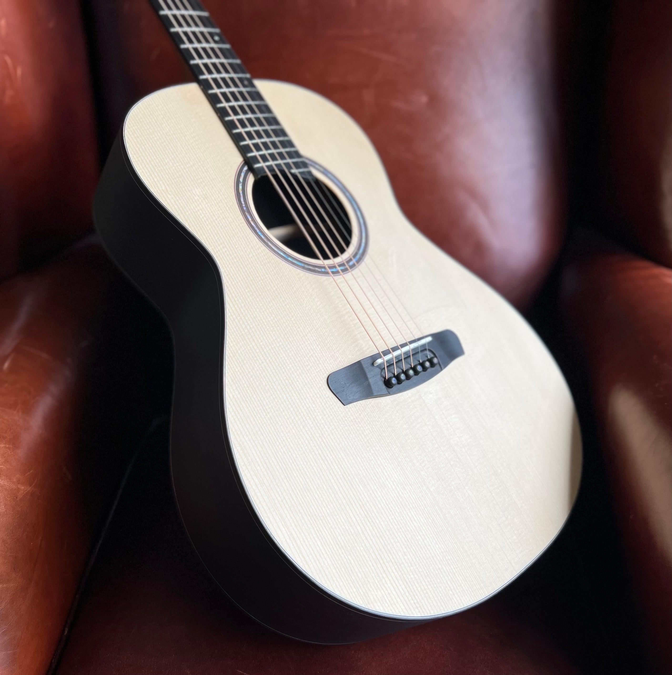Dowina Palosanto OMG Abeto. Guitarra Acústica OM Body, Guitarra Acústica en venta en Richards Guitars.