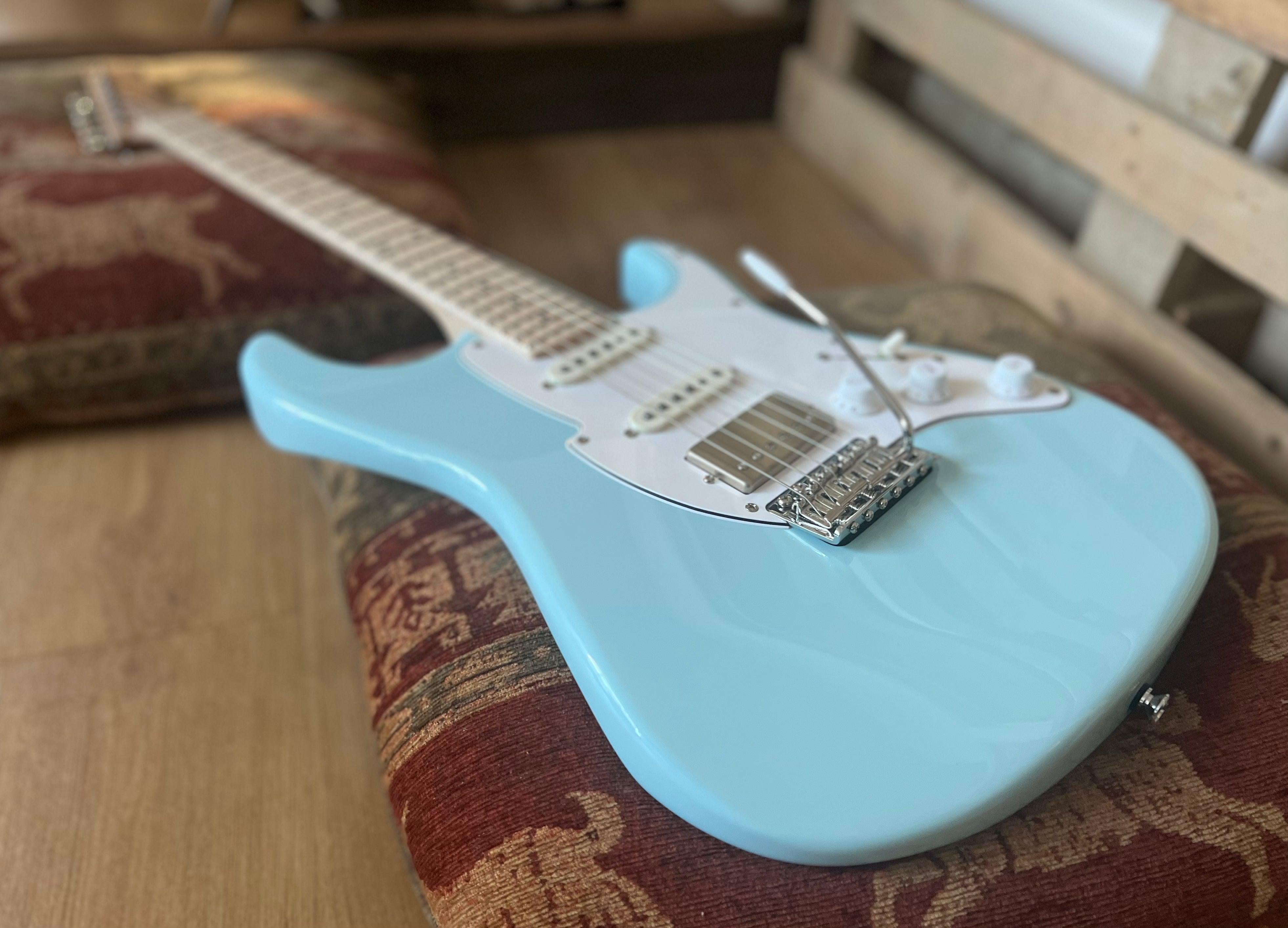 FRET KING CORONA CLASSIC GUITAR - LAGUNA BLUE (Includes Our £85 Pro Setup Free), Guitarra Eléctrica en venta en Richards Guitars.