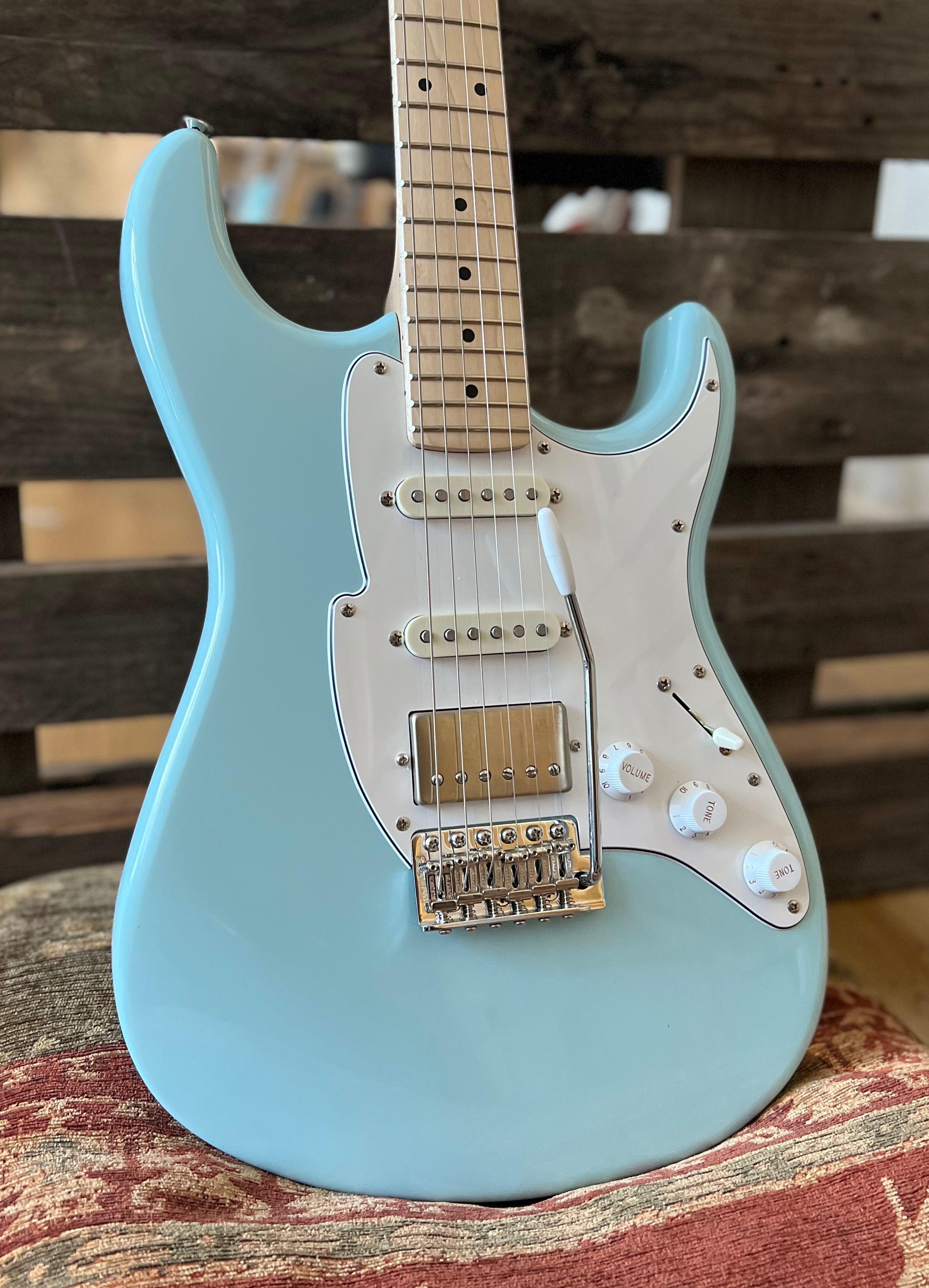 FRET KING CORONA CLASSIC GUITAR - LAGUNA BLUE (Includes Our £85 Pro Setup Free), Guitarra Eléctrica en venta en Richards Guitars.