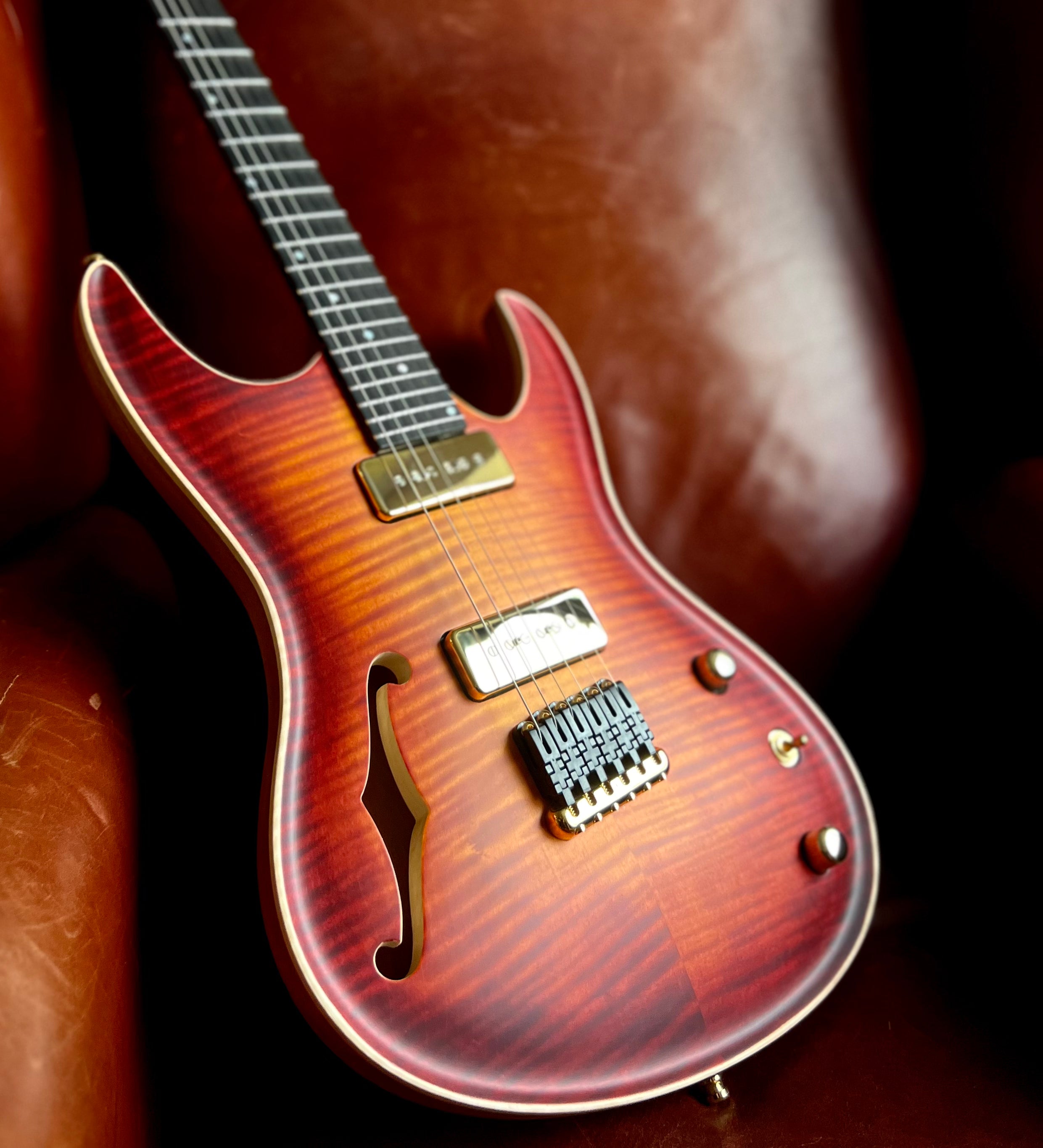 Valenti Nebula Carved Semi Hollow P90 Vintage Cherry Burst, Guitarra Eléctrica en venta en Richards Guitars.