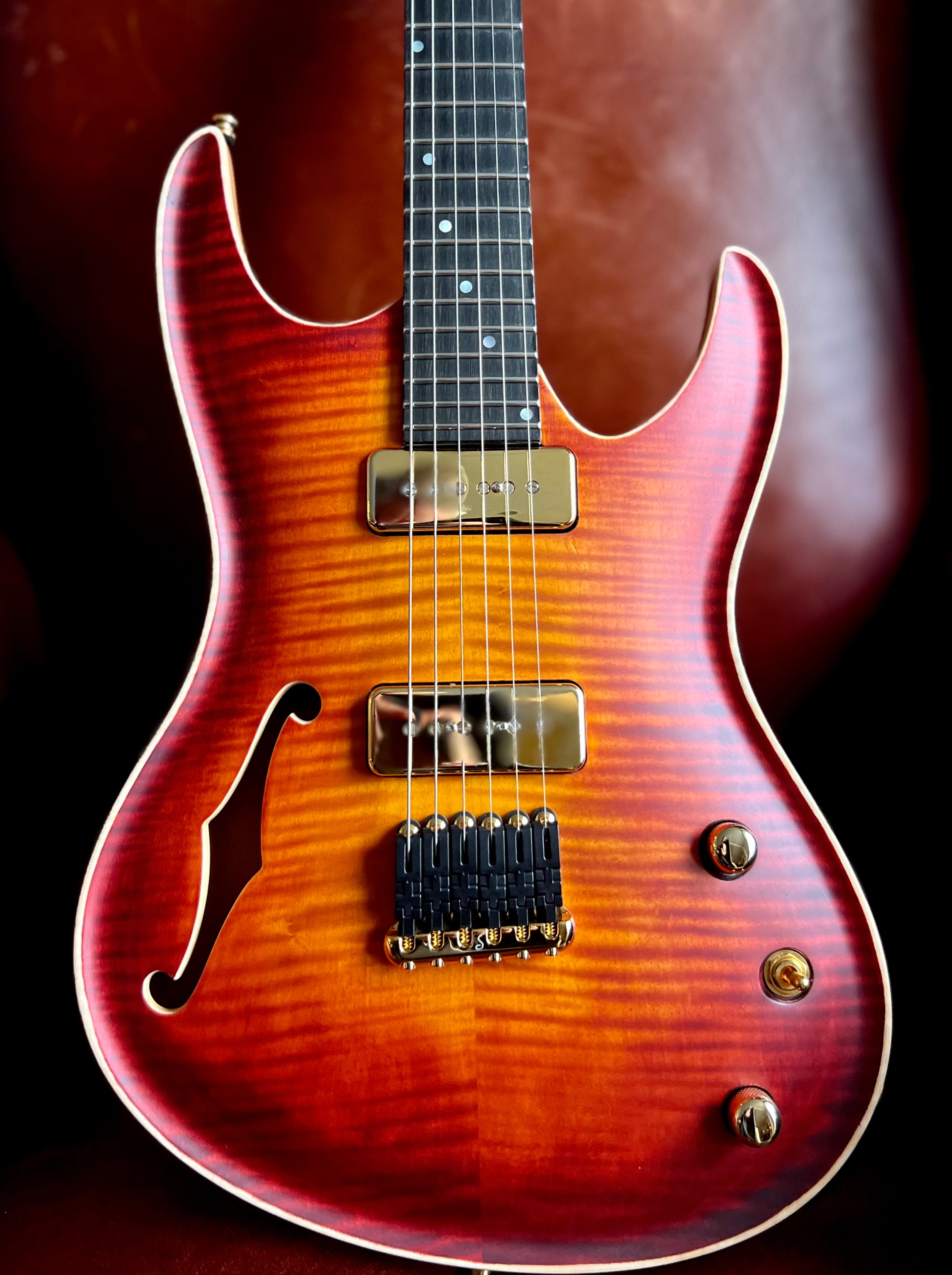 Valenti Nebula Carved Semi Hollow P90 Vintage Cherry Burst, Guitarra Eléctrica en venta en Richards Guitars.