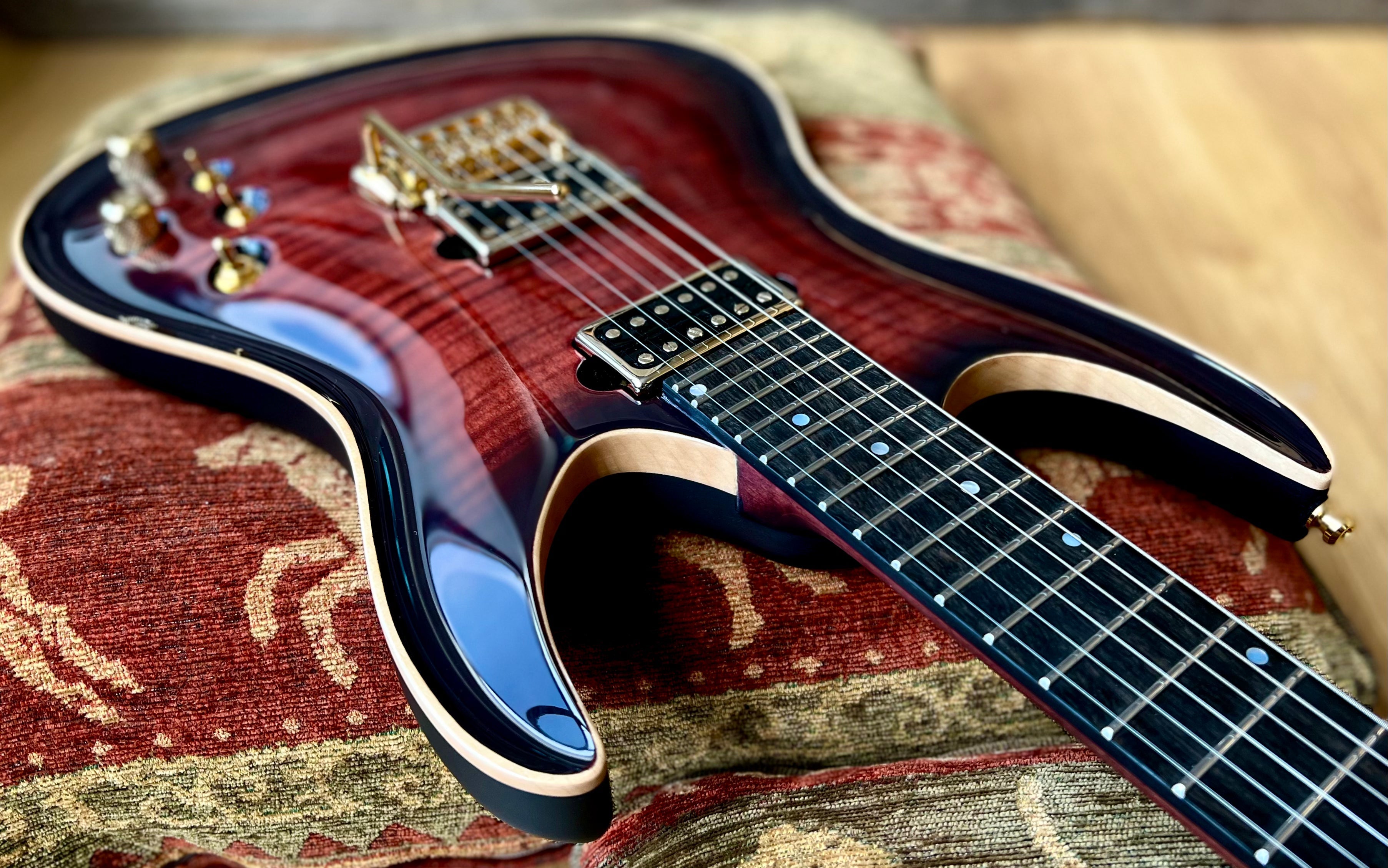 Valenti Nebula Carved, Guitarra eléctrica en venta en Richards Guitars.