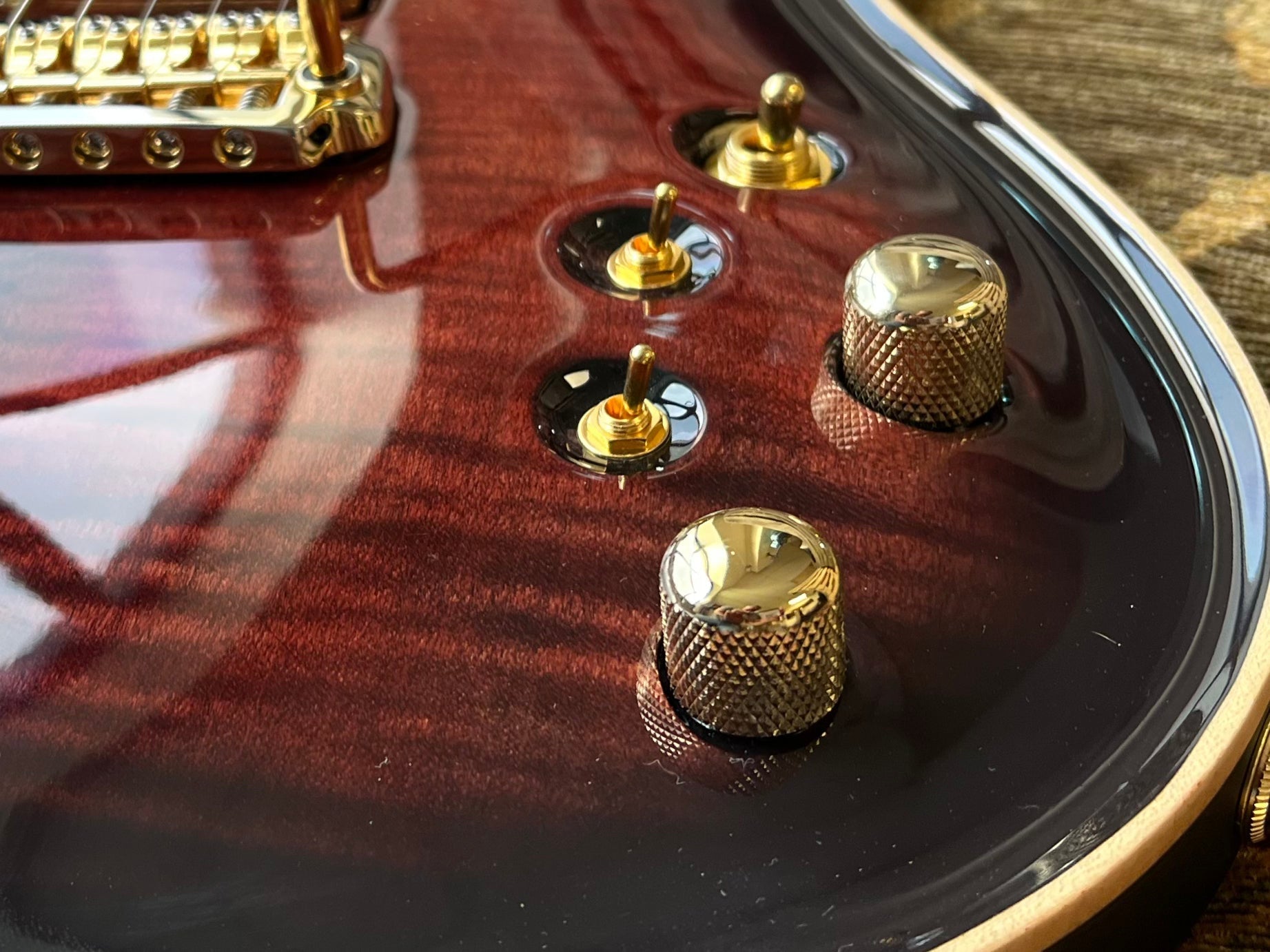 Valenti Nebula Carved, Guitarra eléctrica en venta en Richards Guitars.