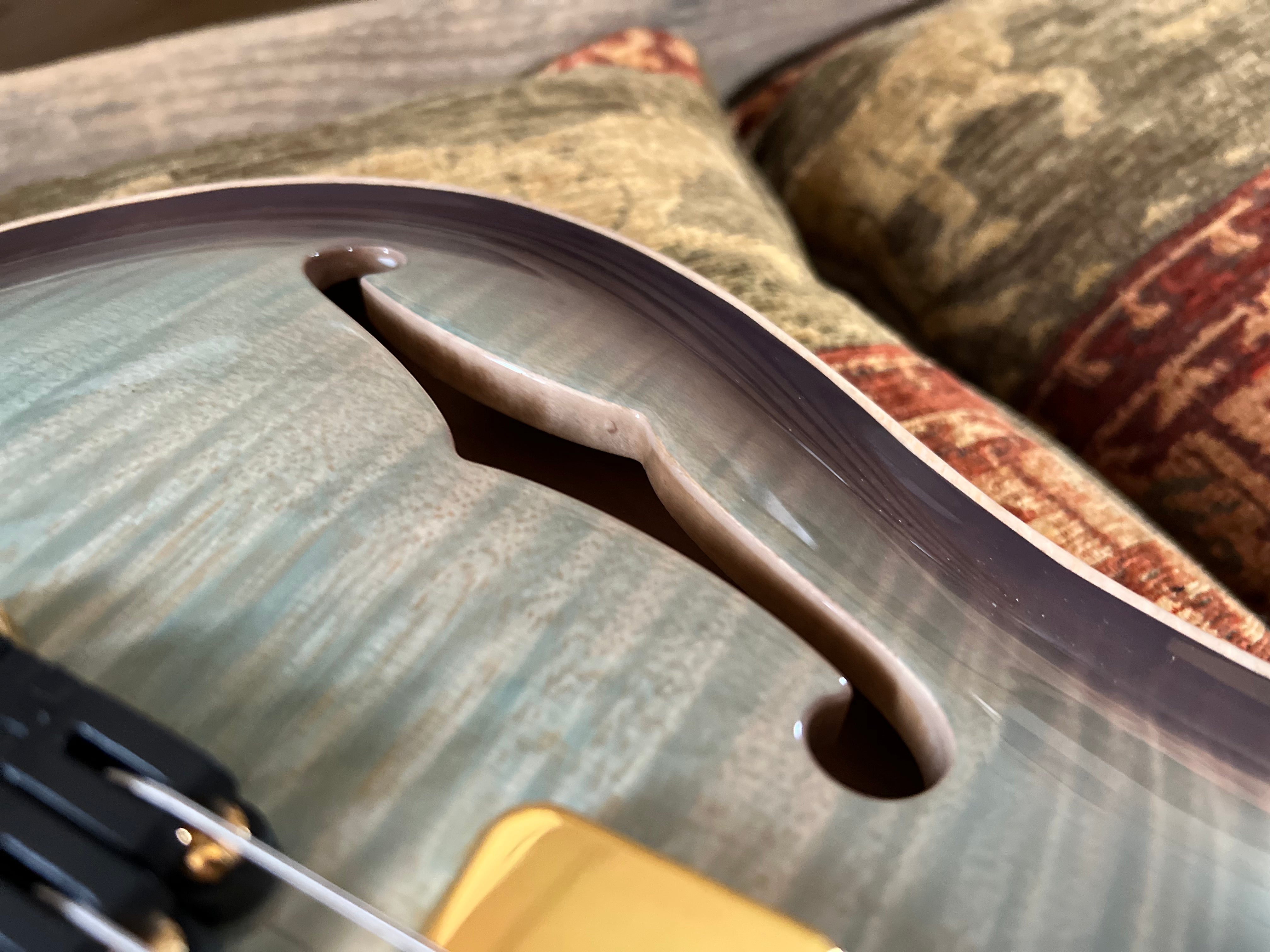 Valenti Nebula Carved Semi Hollow P90, Guitarra Eléctrica en venta en Richards Guitars.