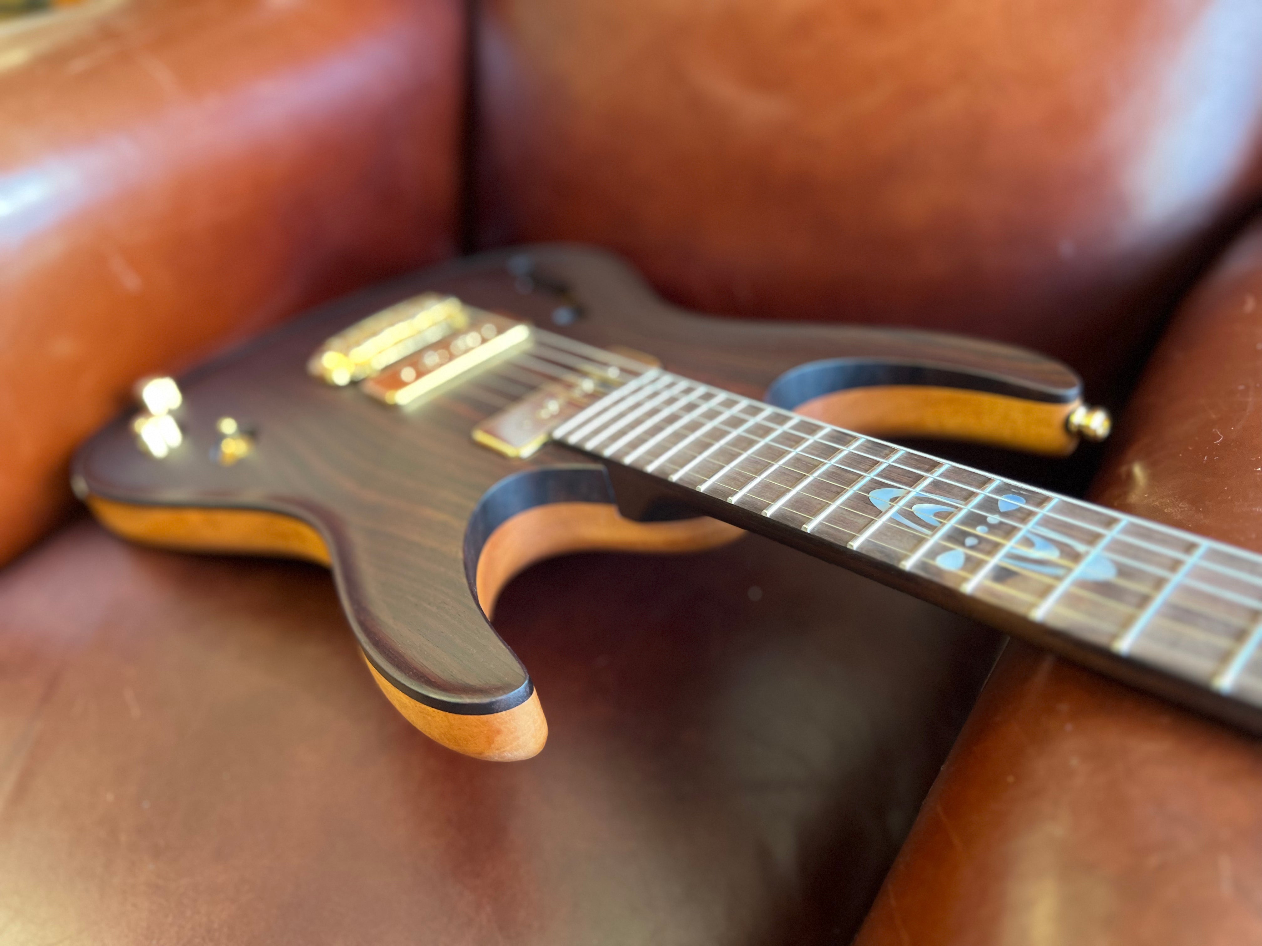 Valenti Nebula Semi Hollow All Rosewood, Guitarra Eléctrica en venta en Richards Guitars.