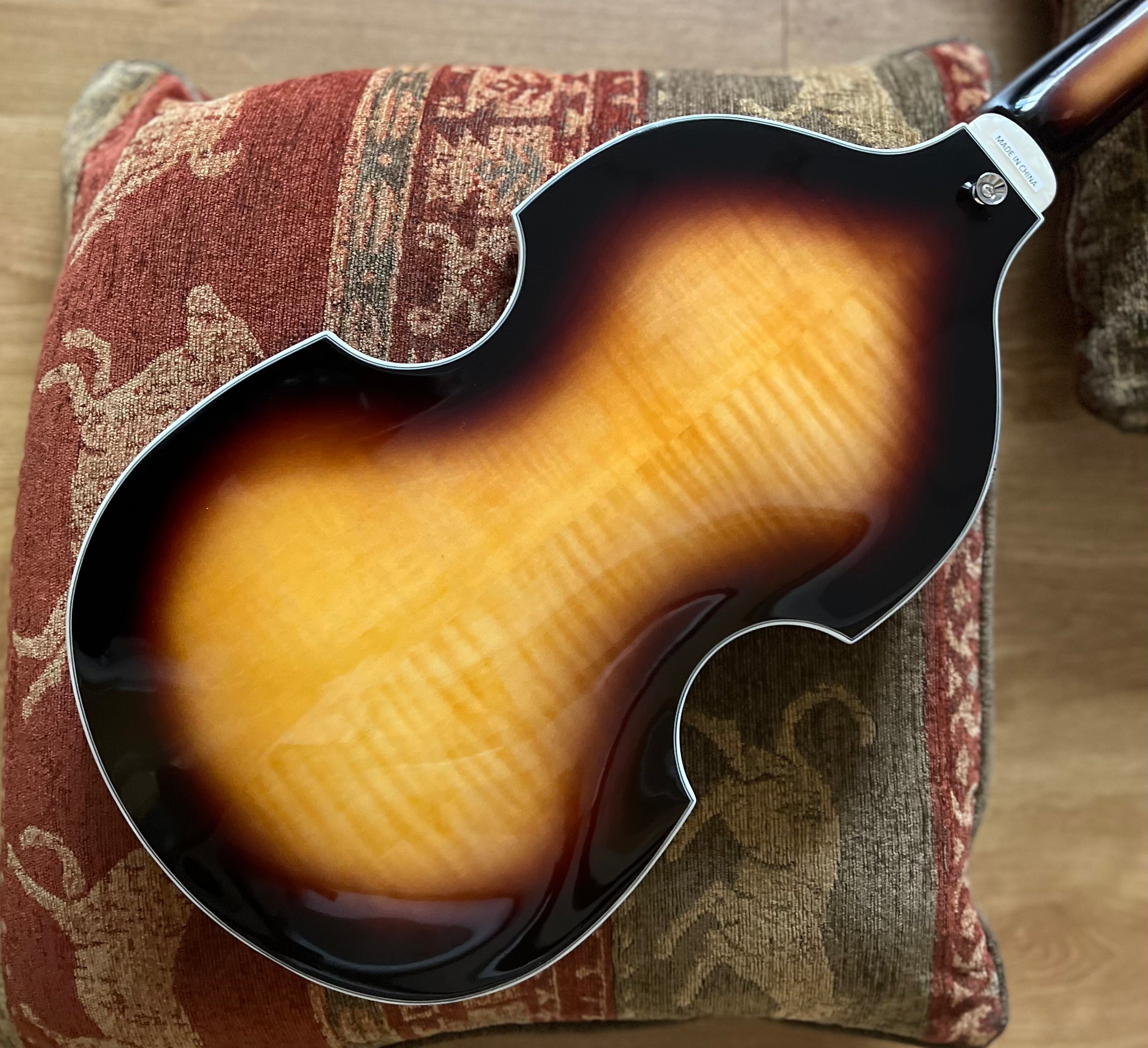 Vintage* VVB4SB Guitarra Bajo, Guitarra Bajo en venta en Richards Guitars.