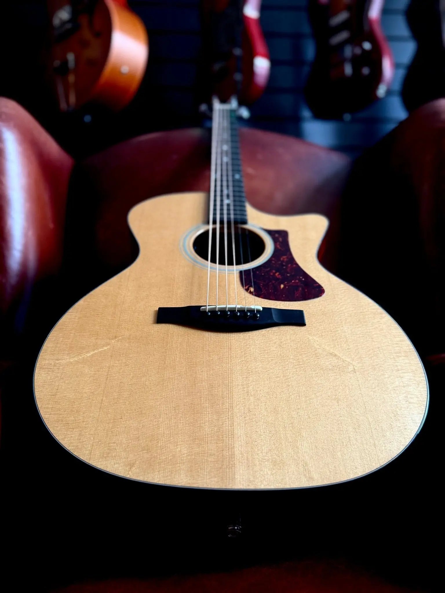 Eastman AC122 - 1CE - DLX (Price inc. Custom Pro Setup Package) - Richards Guitars Of Stratford Upon Avon