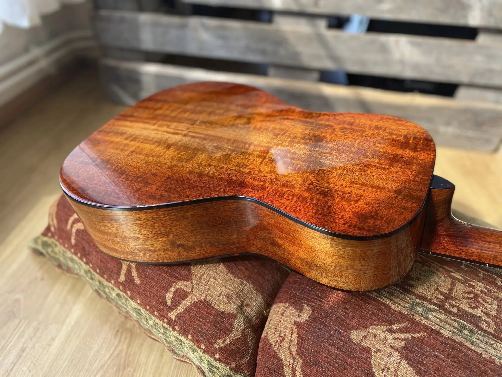 Eastman E10PL Parlour model Left handed (Price inc. Custom Pro Setup Package) - Richards Guitars Of Stratford Upon Avon