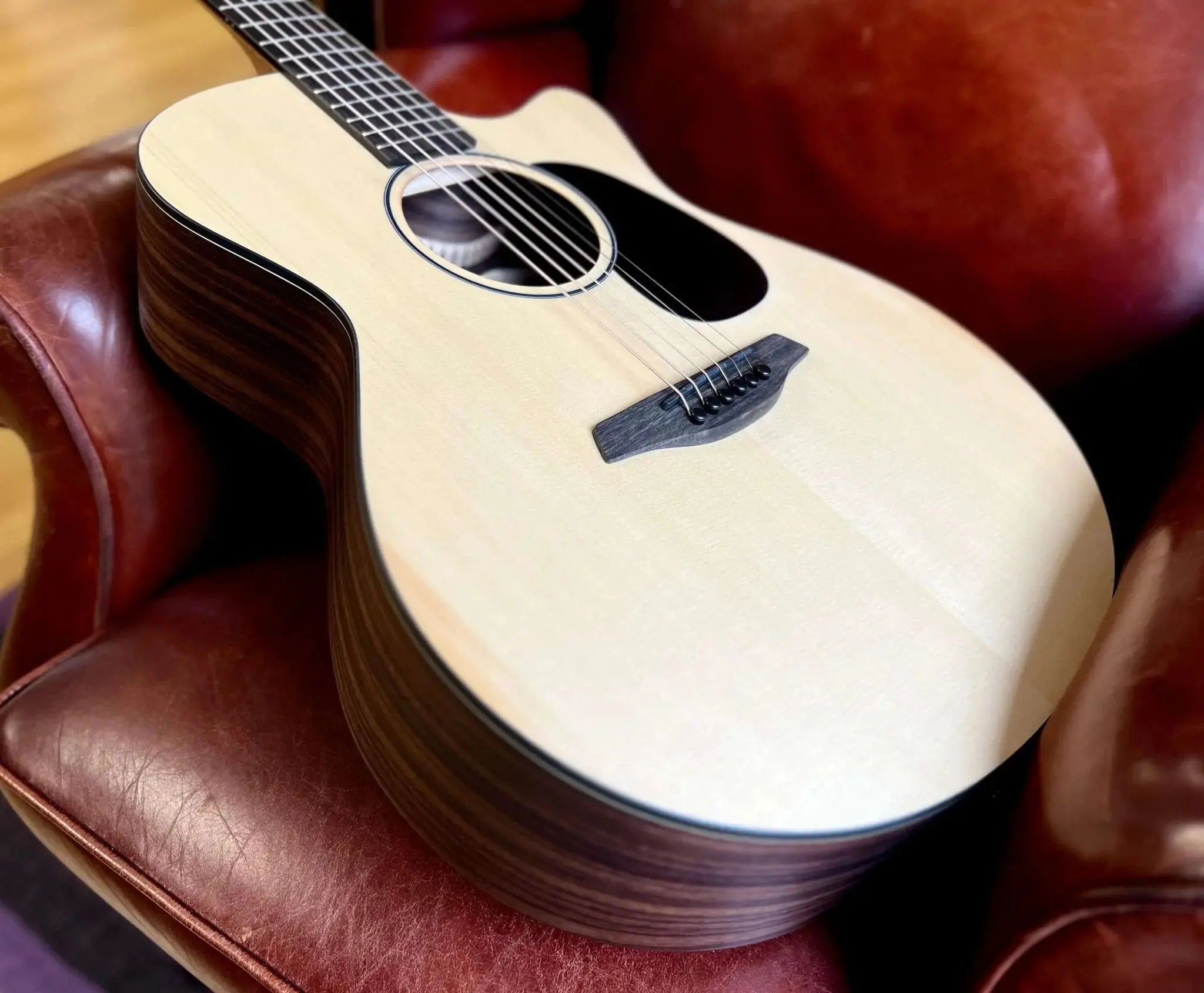 Furch Violet Deluxe Gc ER Deluxe Engelmann Spruce With Rosewood Back & Sides Acoustic Guitar (2025 CNR Active Upgrade Model) - Richards Guitars Of Stratford Upon Avon