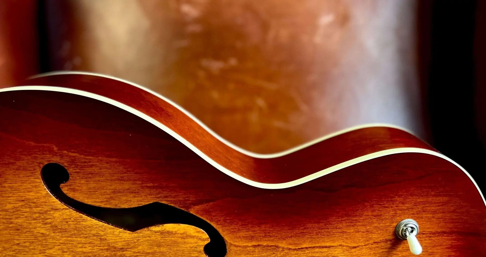 GODIN 5th Avenue CW Kingpin II Cognac Burst - Richards Guitars Of Stratford Upon Avon