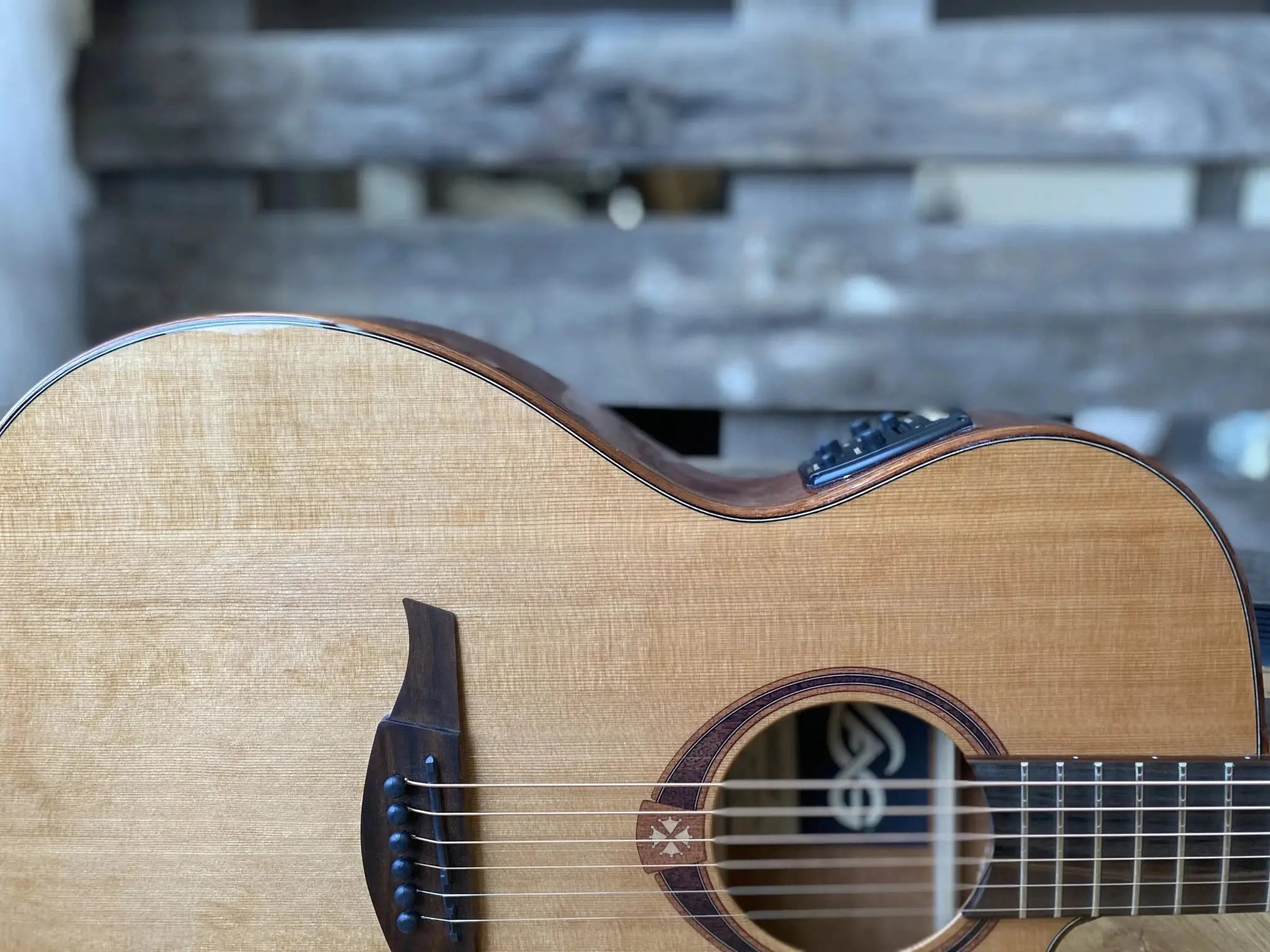 LAG TRAMONTANE 118 T118ASCE AUDITORIUM SLIM CUTAWAY ELECTRO - Richards Guitars Of Stratford Upon Avon